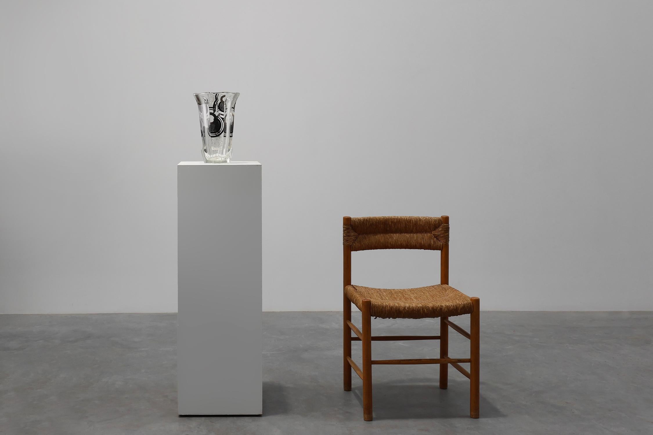 Francia / 1940 / Vaso / vetro / Art Deco

Questo sorprendente vaso francese Art Déco del 1940 circa mostra l'audace eleganza geometrica caratteristica del periodo. Realizzato in vetro trasparente a pareti spesse, il pezzo presenta un'elegante