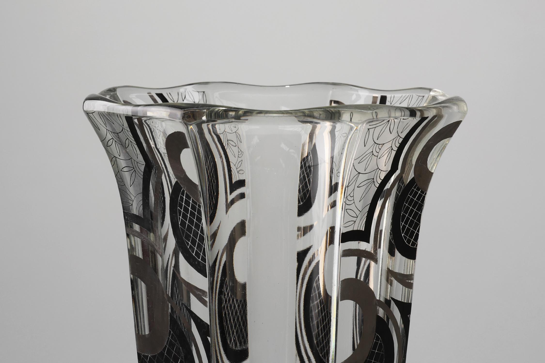 Art Déco Vaso in vetro Art Deco con decorazione grafica nera, Francia, circa 1940 in vendita