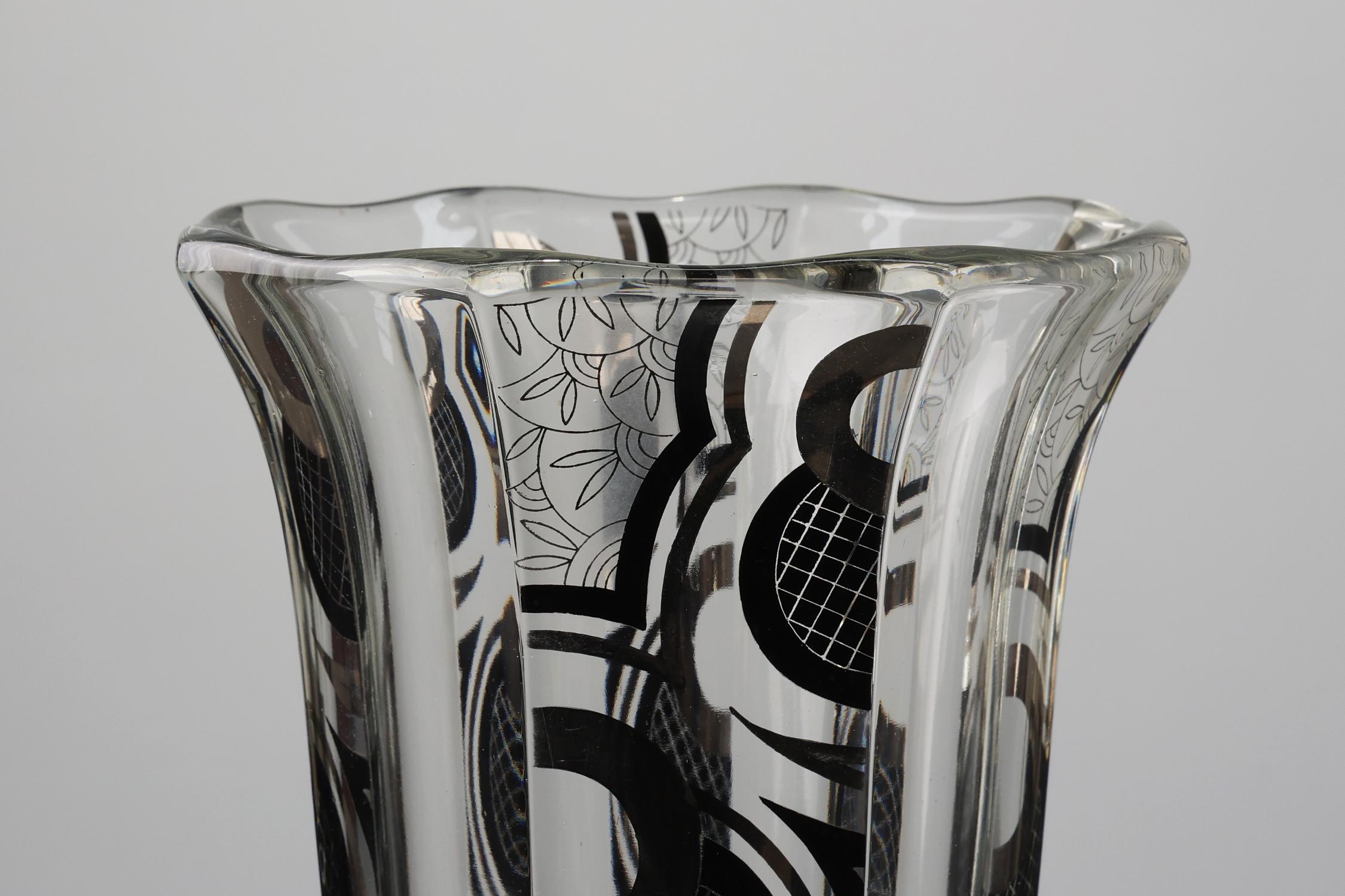 Francese Vaso in vetro Art Deco con decorazione grafica nera, Francia, circa 1940 in vendita