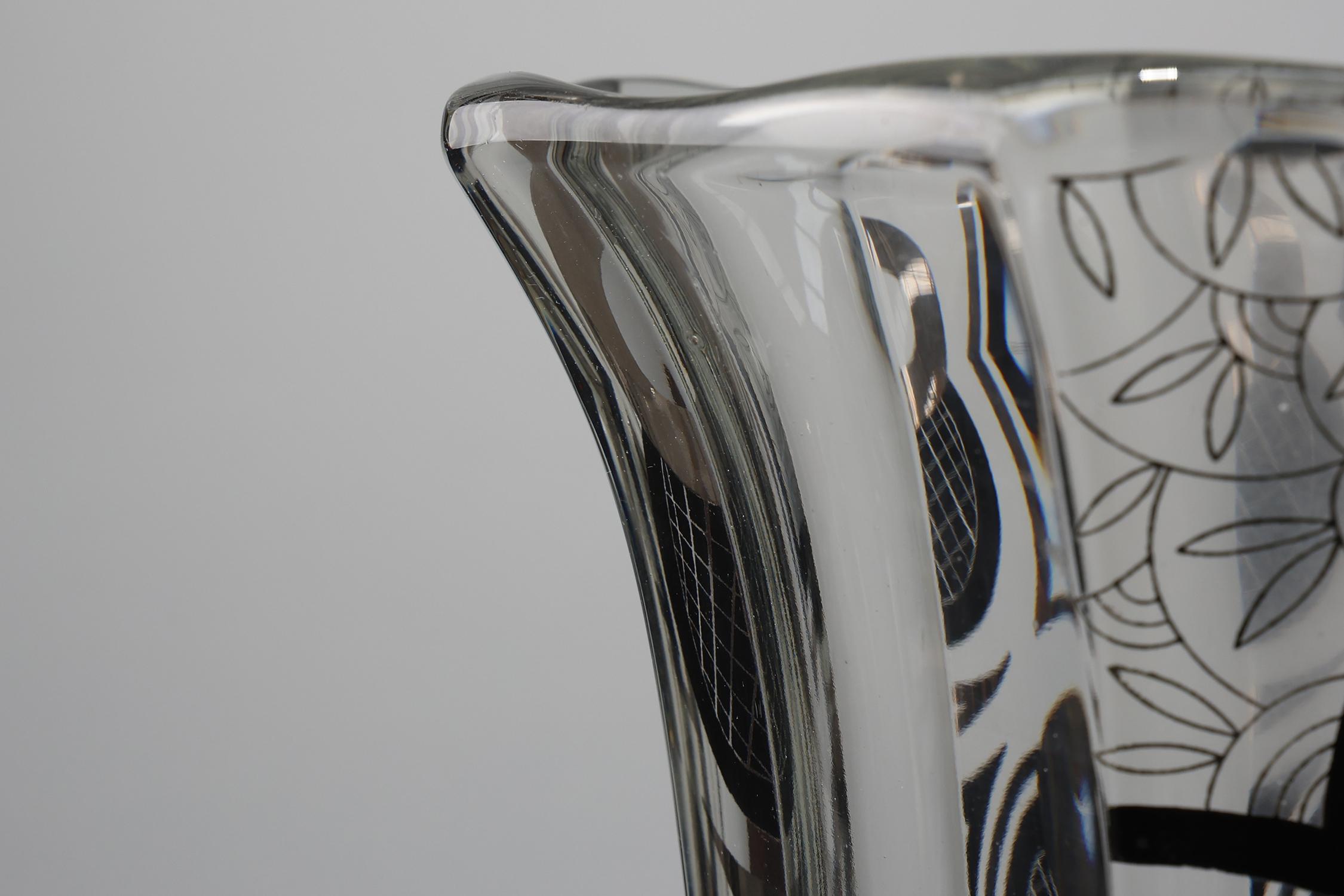 Vaso in vetro Art Deco con decorazione grafica nera, Francia, circa 1940 In condizioni buone in vendita a Meulebeke, BE