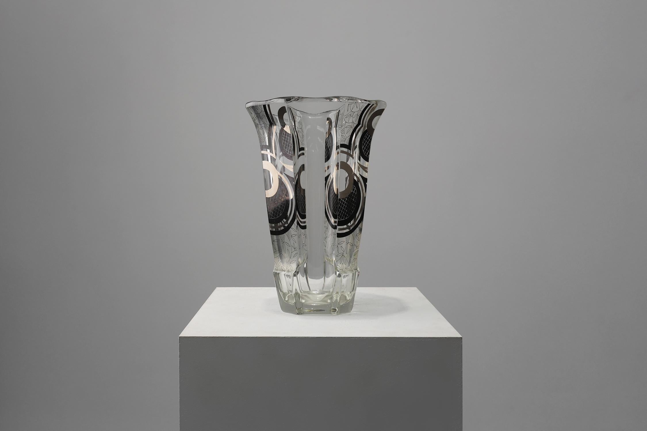 Metà XX secolo Vaso in vetro Art Deco con decorazione grafica nera, Francia, circa 1940 in vendita