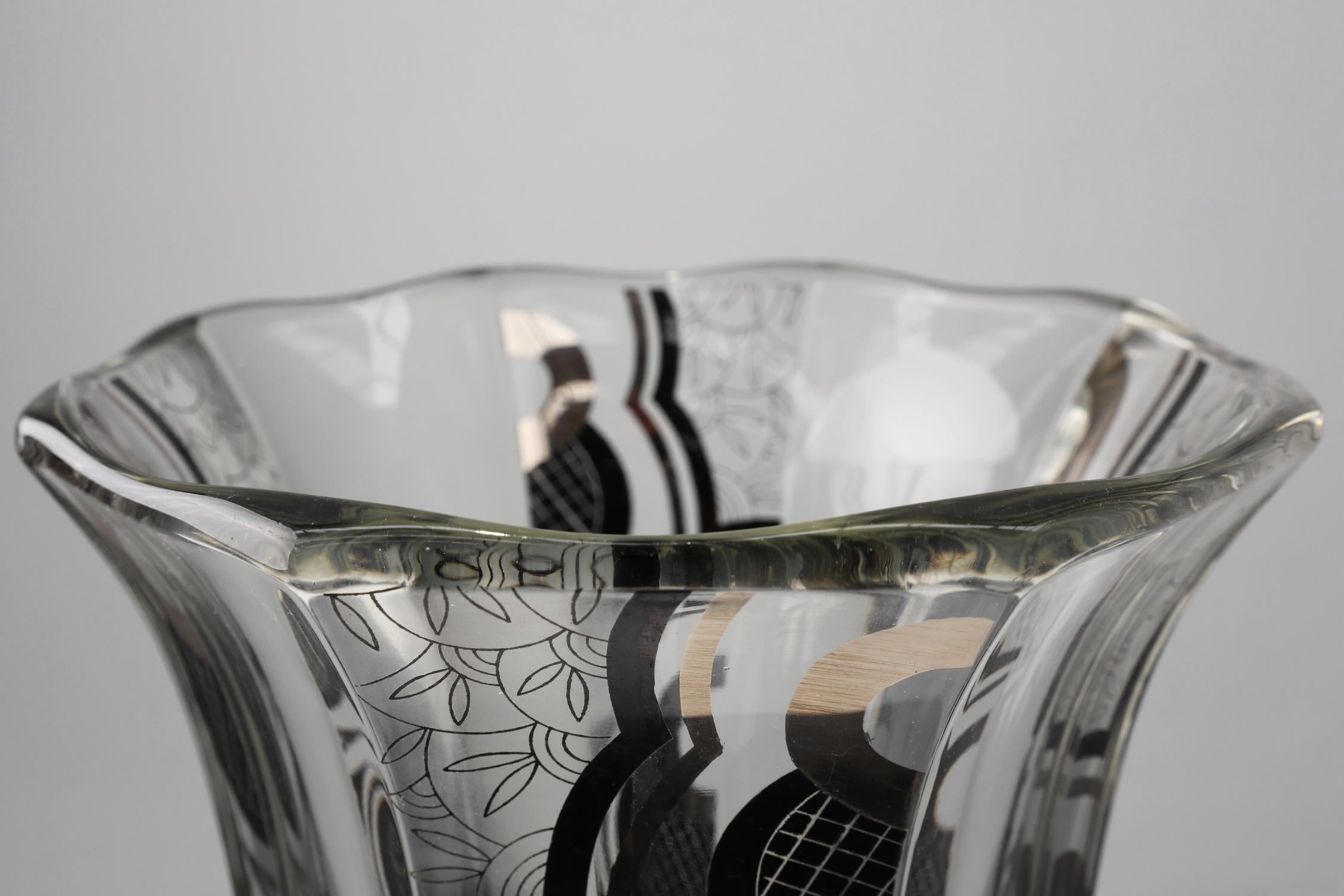 Vetro Vaso in vetro Art Deco con decorazione grafica nera, Francia, circa 1940 in vendita