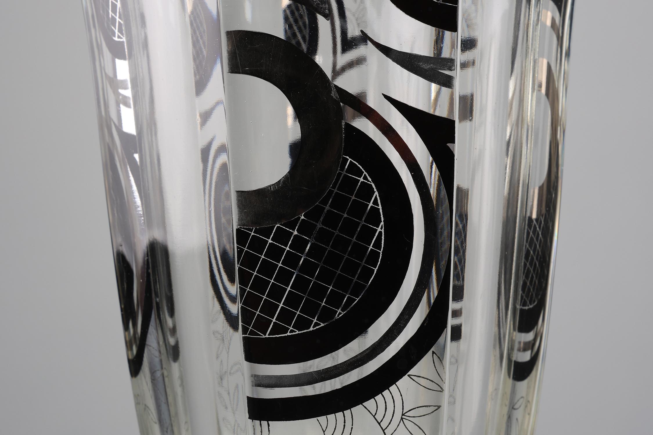 Vaso in vetro Art Deco con decorazione grafica nera, Francia, circa 1940 in vendita 1