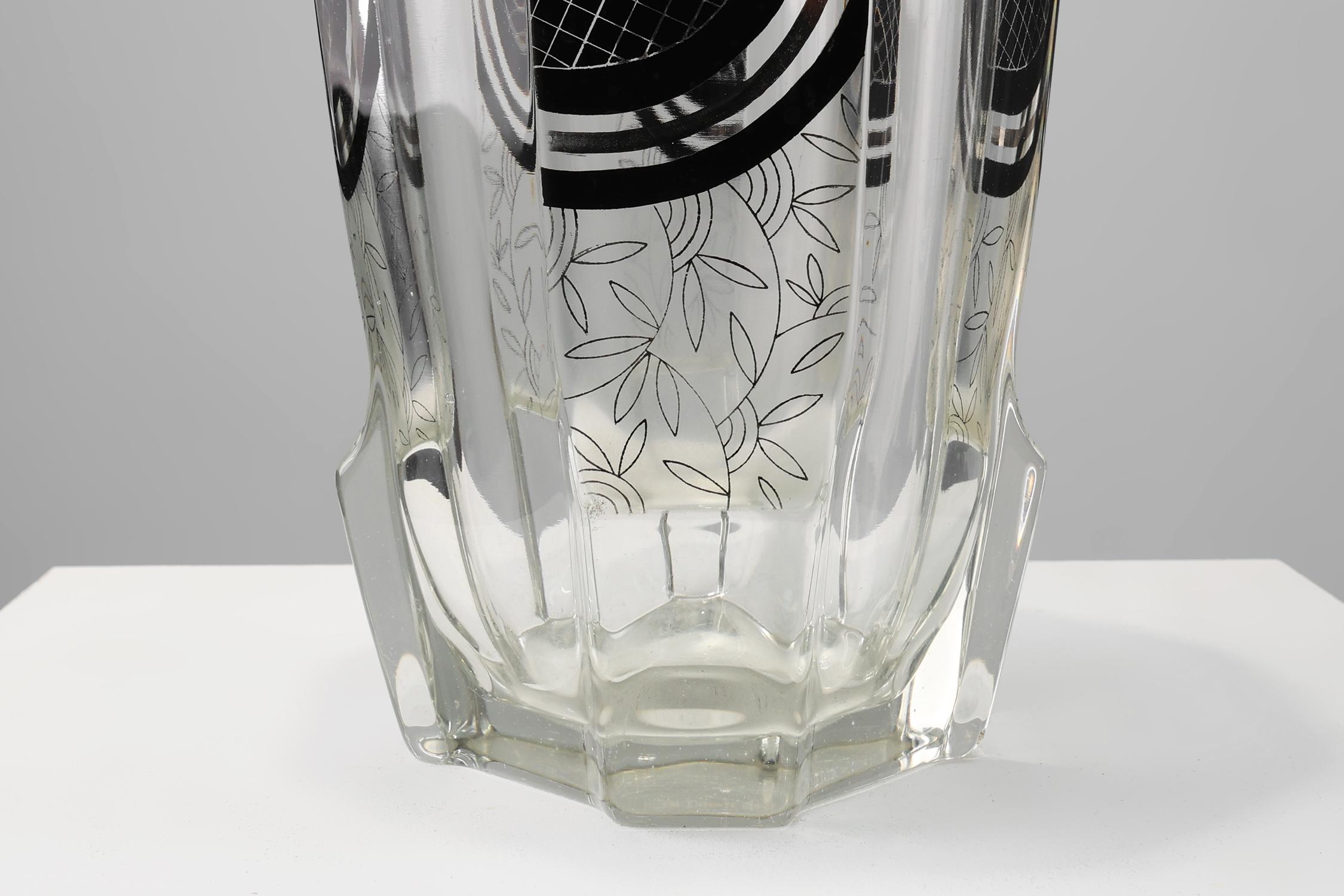 Vaso in vetro Art Deco con decorazione grafica nera, Francia, circa 1940 in vendita 2