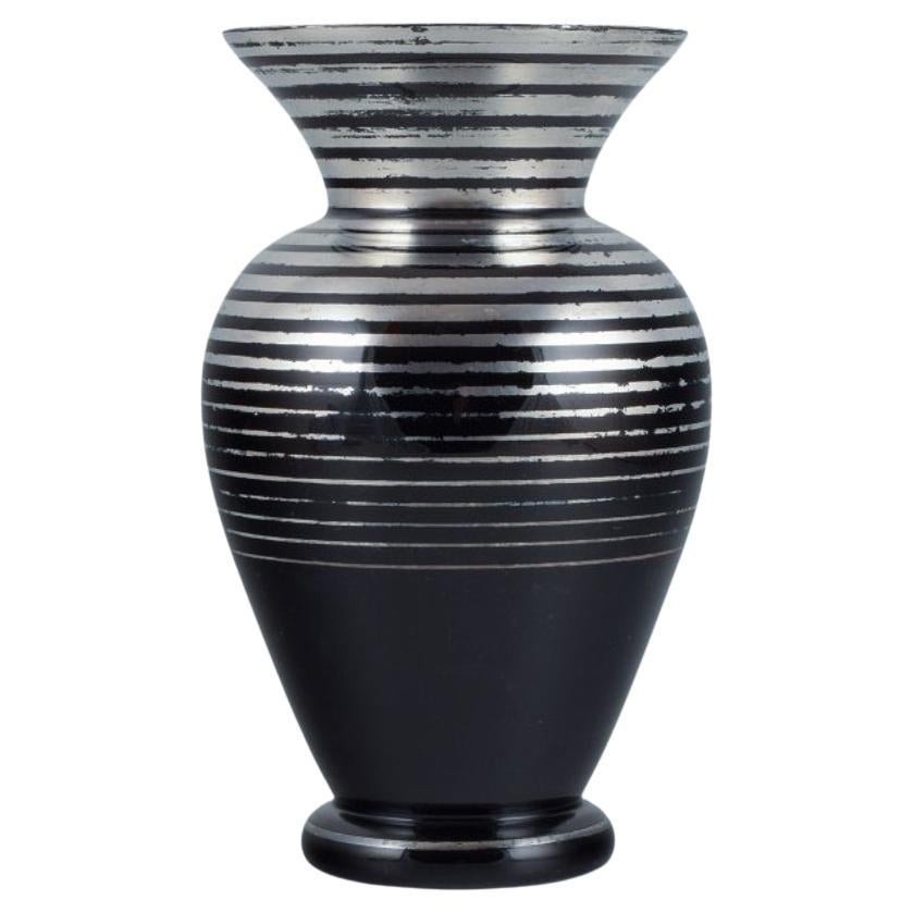 Vase aus Glas im Art déco-Stil mit Silberintarsien. Deutschland, 1930/40er Jahre