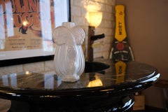 Vase aus Art-Déco-Glas mit stilisiertem Pfauenmotiv von Etling Paris