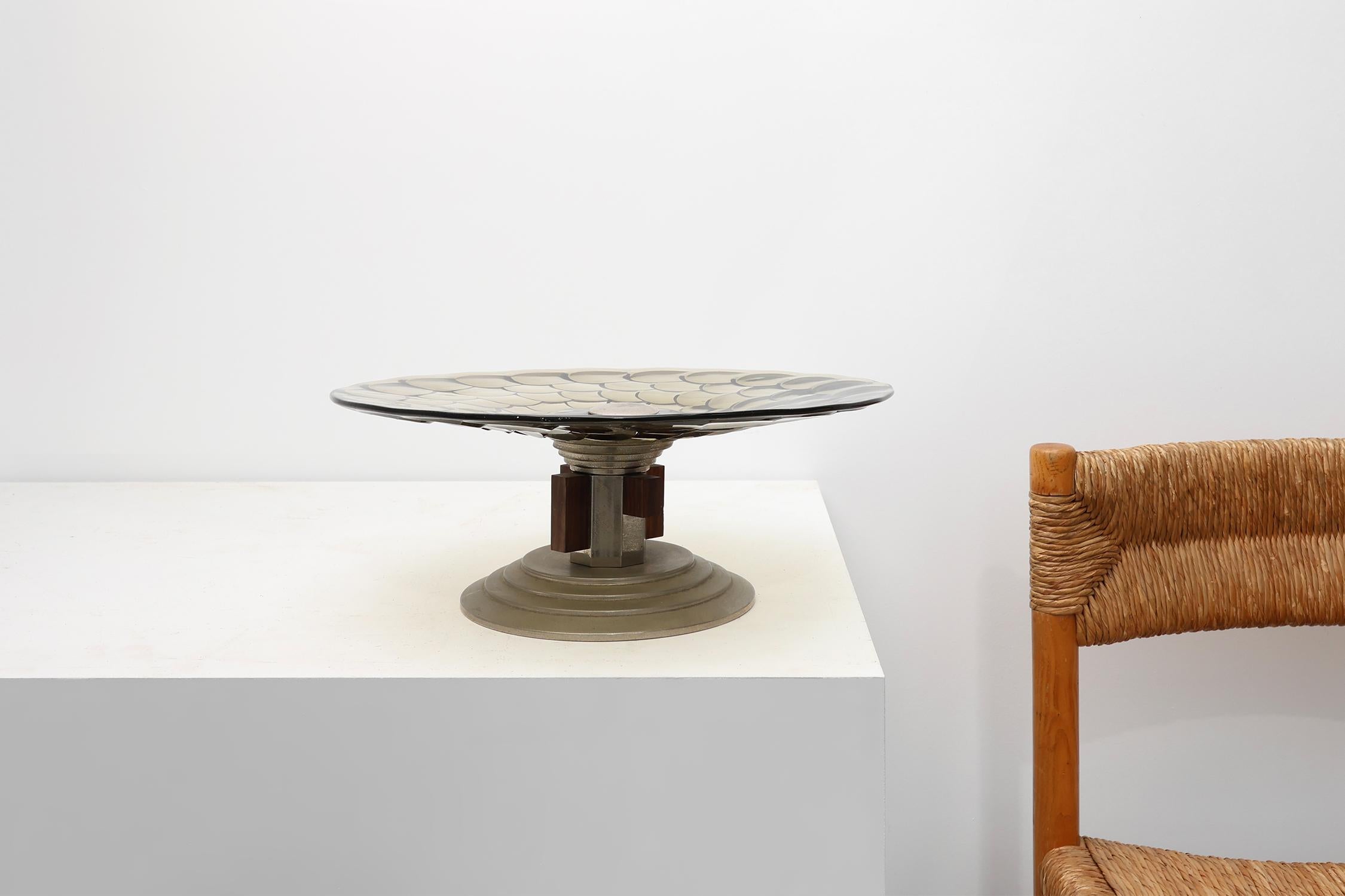 Frankreich / 1940 / Obstschale / Glas, Metall, Holz / Art Deco

Eine wunderschöne französische Art-Déco-Fruchtschale aus den 1940er Jahren, deren skulpturale Form den Glanz und die Präzision dieser Zeit perfekt widerspiegelt. Die breite,