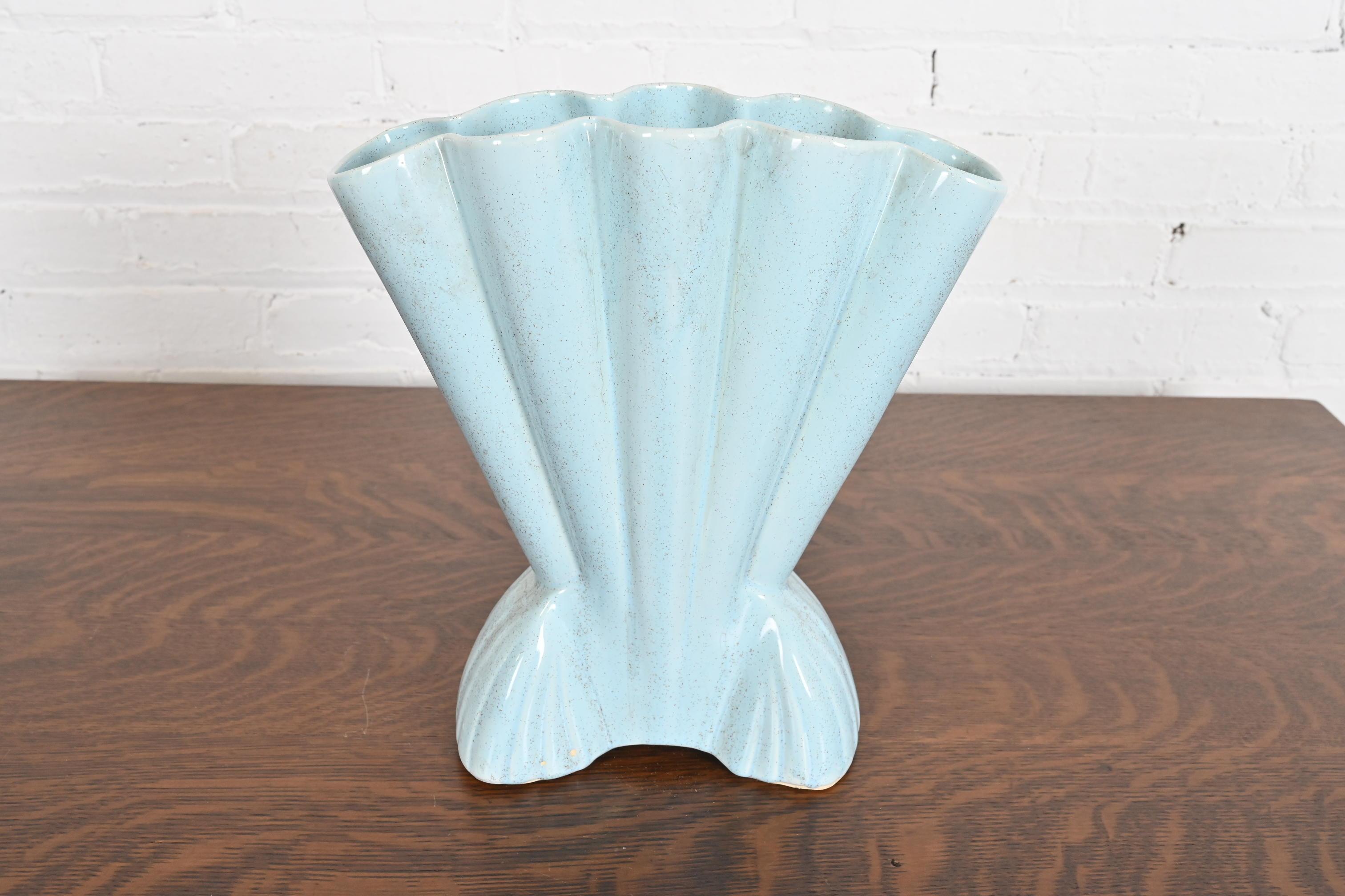 Eine wunderschöne Gladiolenvase aus glasierter Art Deco- oder Mid-Century Modern-Keramik 

Von Pinsel McCoy

USA, etwa Mitte des 20. Jahrhunderts

Glasierte Keramik in einer schönen babyblauen Farbe.

Maße: 11 
