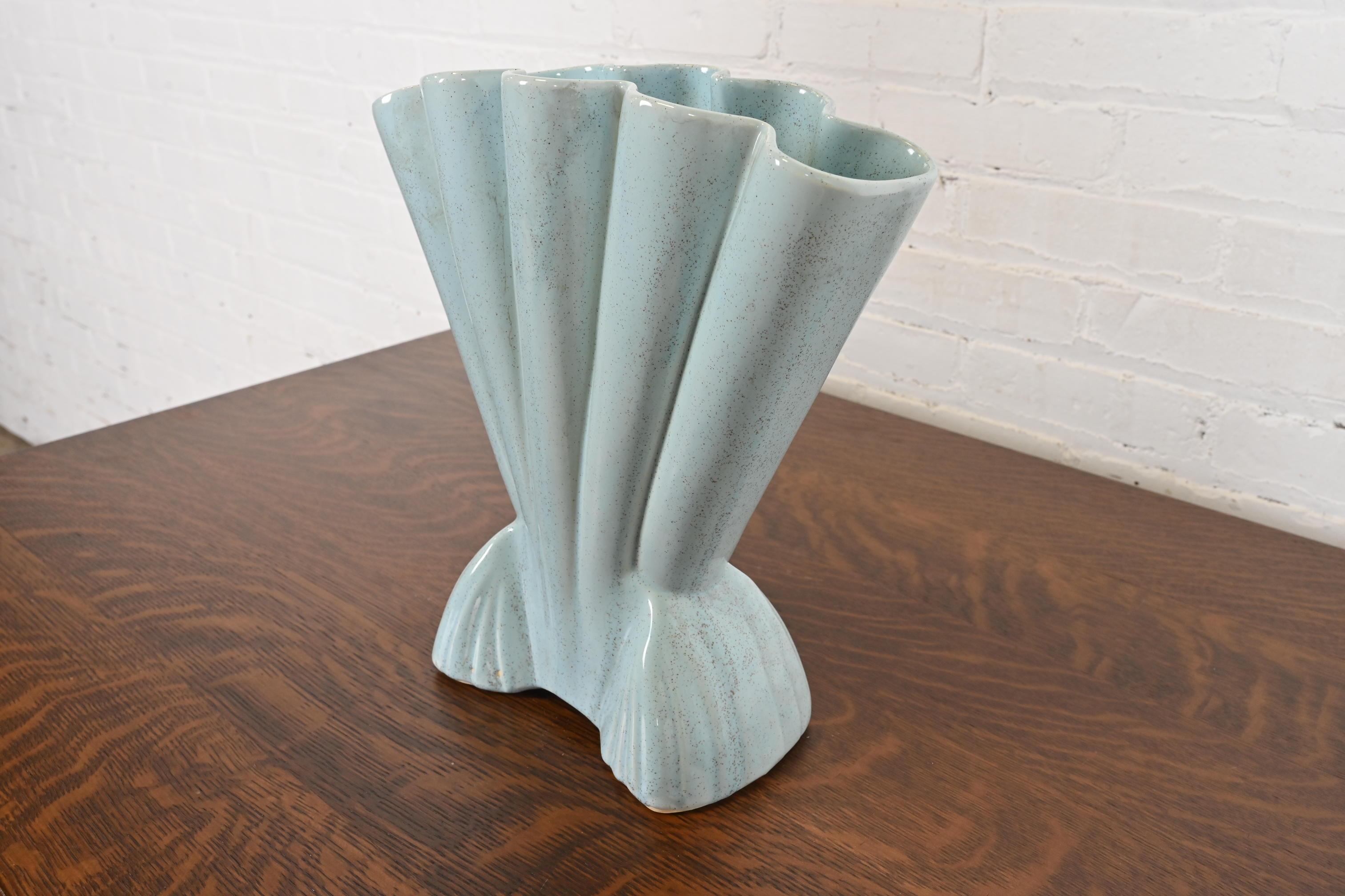 Gladiola-Vase aus glasierter Keramik aus amerikanischer Kunstkeramik im Art déco-Stil von Brush McCoy (20. Jahrhundert) im Angebot