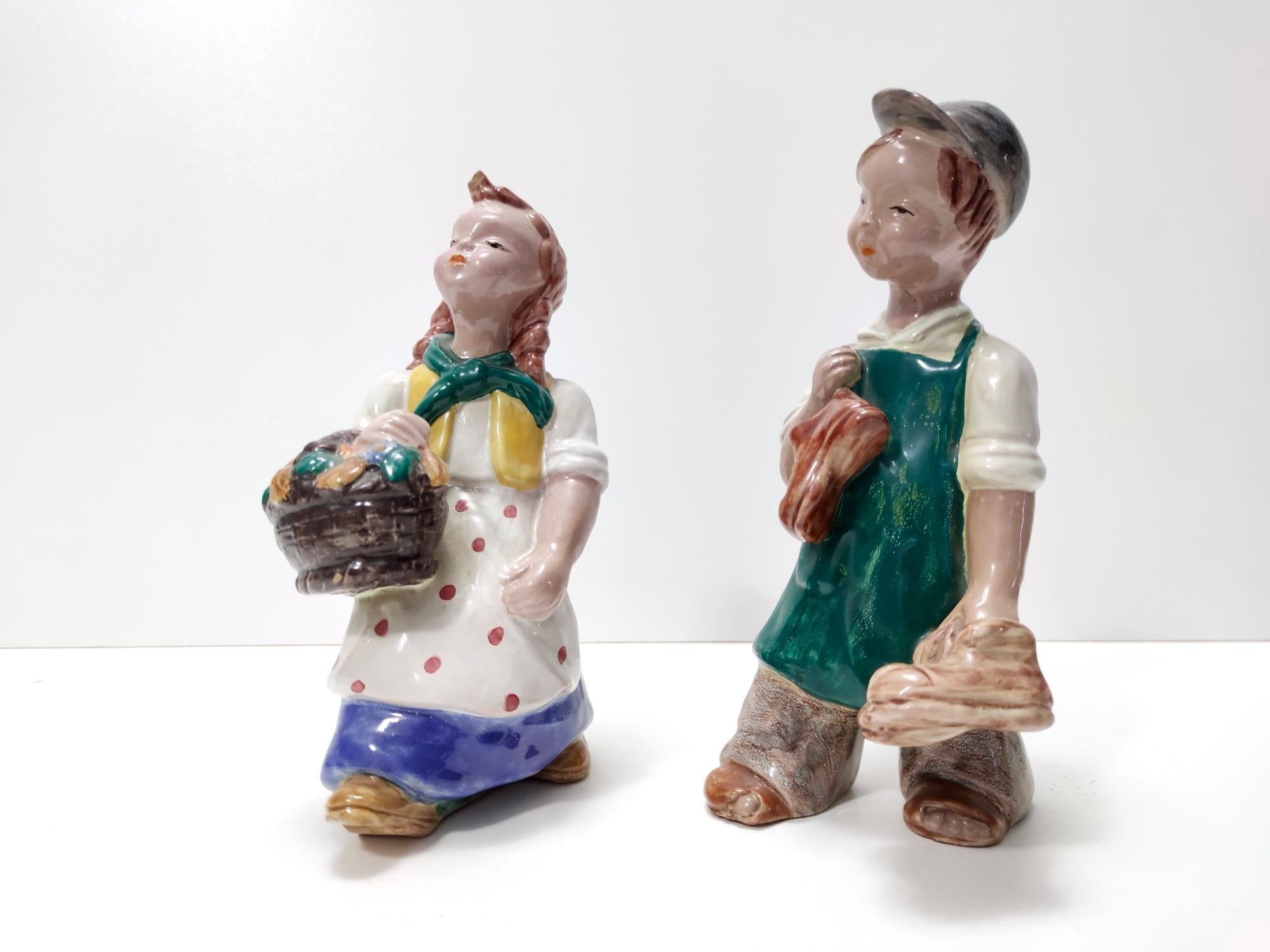 Art déco Paire de figurines Art Déco en céramique émaillée de la hongroise Maria Rahmer en vente