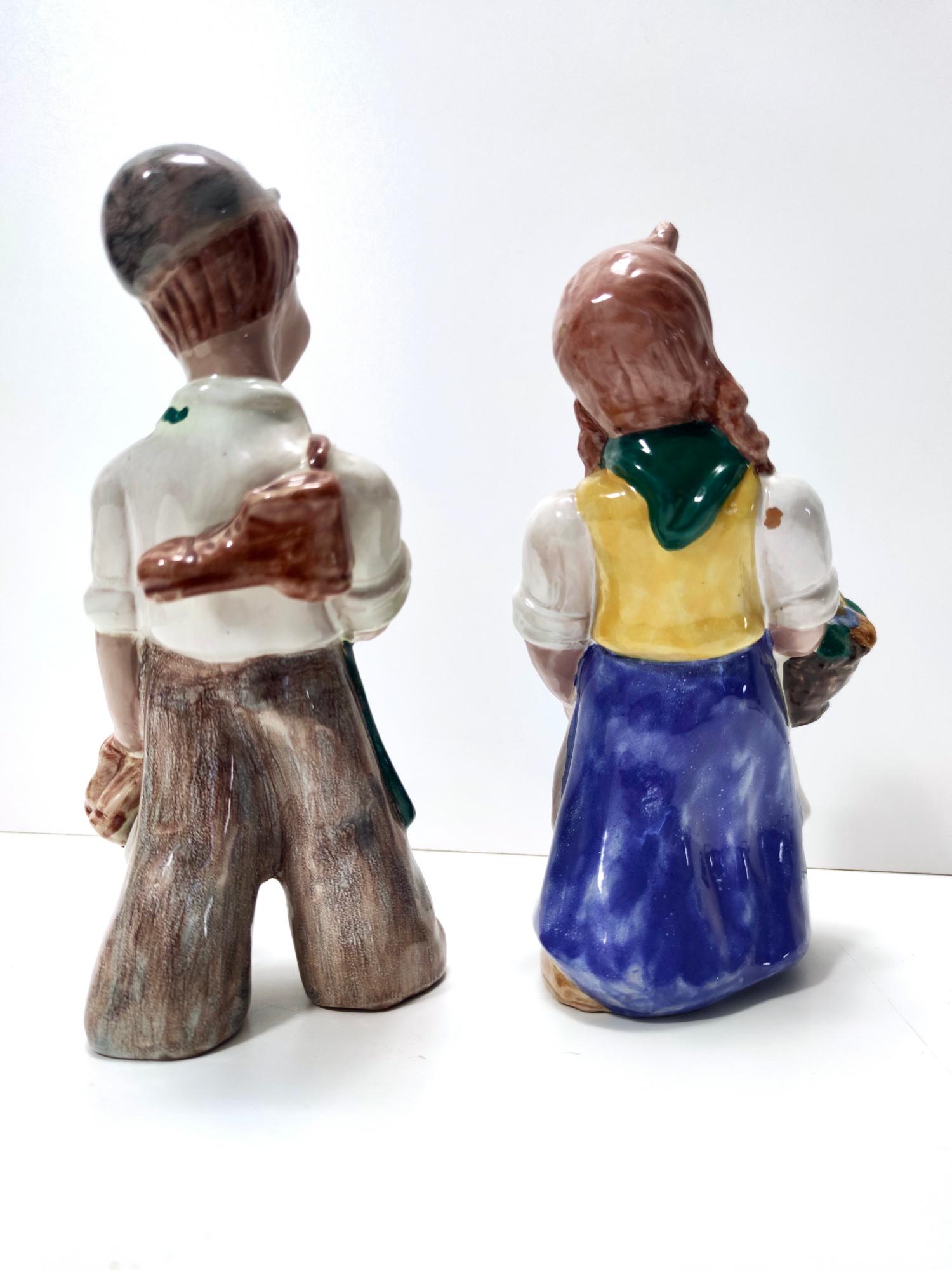 Hongrois Paire de figurines Art Déco en céramique émaillée de la hongroise Maria Rahmer en vente