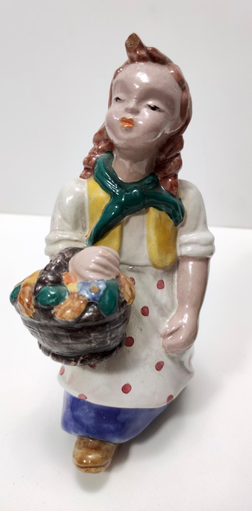 Vernissé Paire de figurines Art Déco en céramique émaillée de la hongroise Maria Rahmer en vente