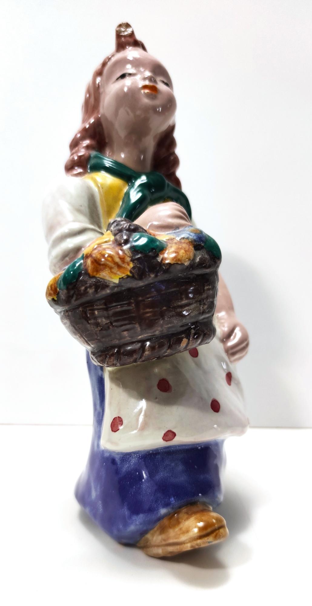 Milieu du XXe siècle Paire de figurines Art Déco en céramique émaillée de la hongroise Maria Rahmer en vente
