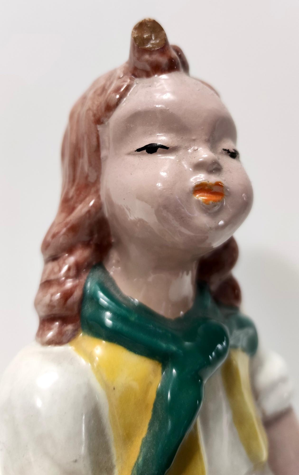 Ein Paar glasierte Art-Déco-Keramikfiguren der ungarischen Maria Rahmer im Angebot 2