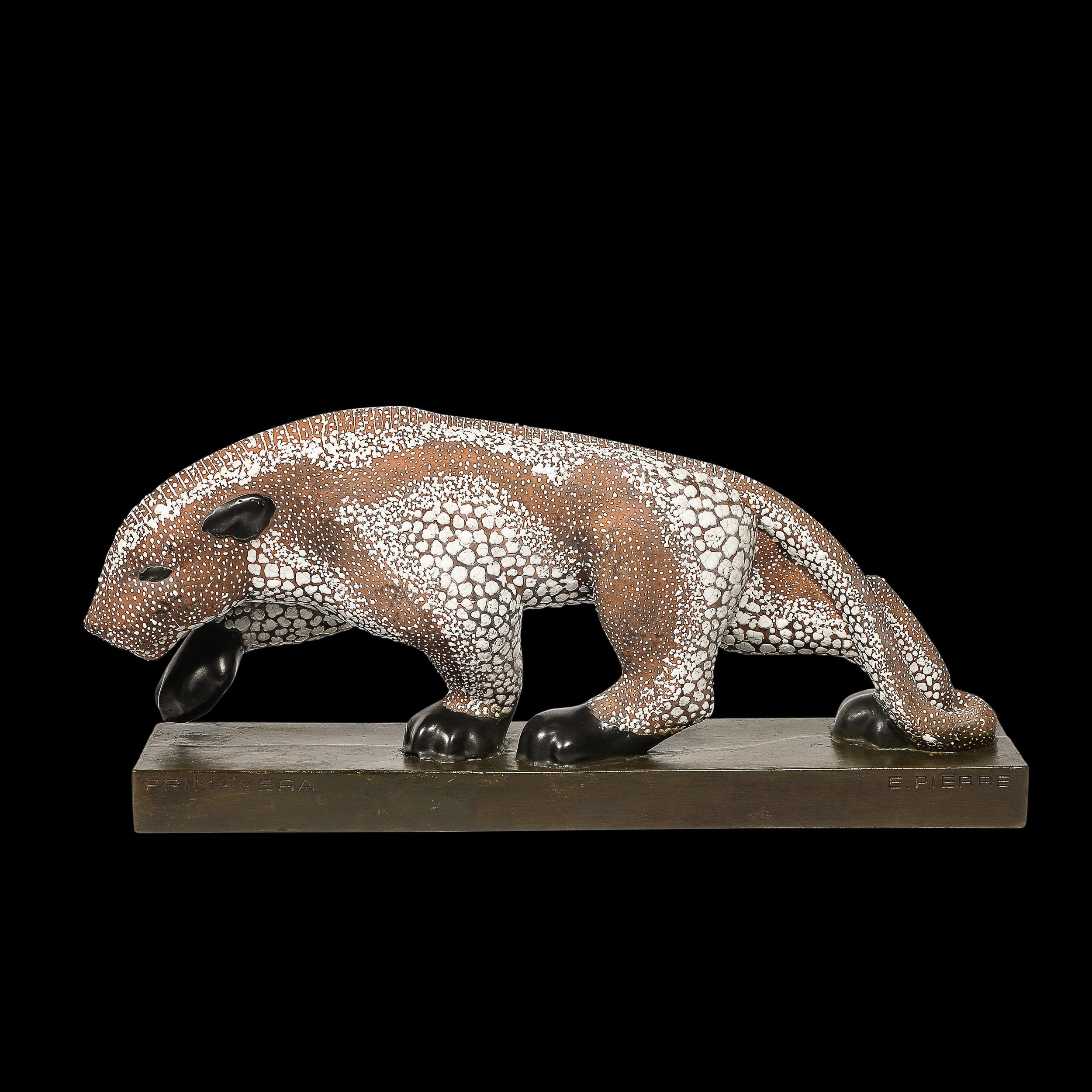 Cette importante et raffinée sculpture de panthère en céramique stylisée de style Art déco a été réalisée en France pour l'Atelier Primavera au Printemps, vers 1925. Whiting présente une élégante panthère noire en faïence à glaçure blanche tachetée,