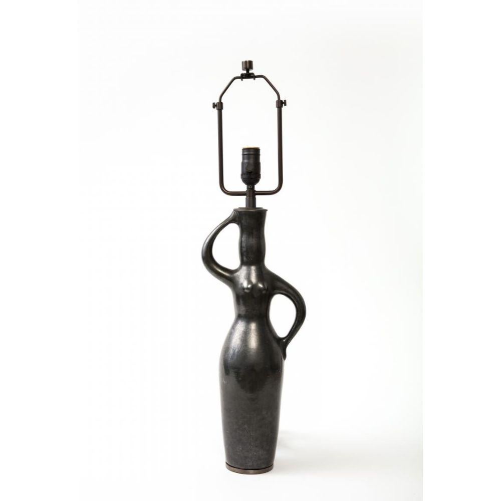 Lampe de table élégante ; peut-être unique. Rappelant les lampes de Jacques Blin et de Picasso. Nouvellement recâblé avec un cordon de soie torsadée noire et une harpe d'ombrage réglable.

