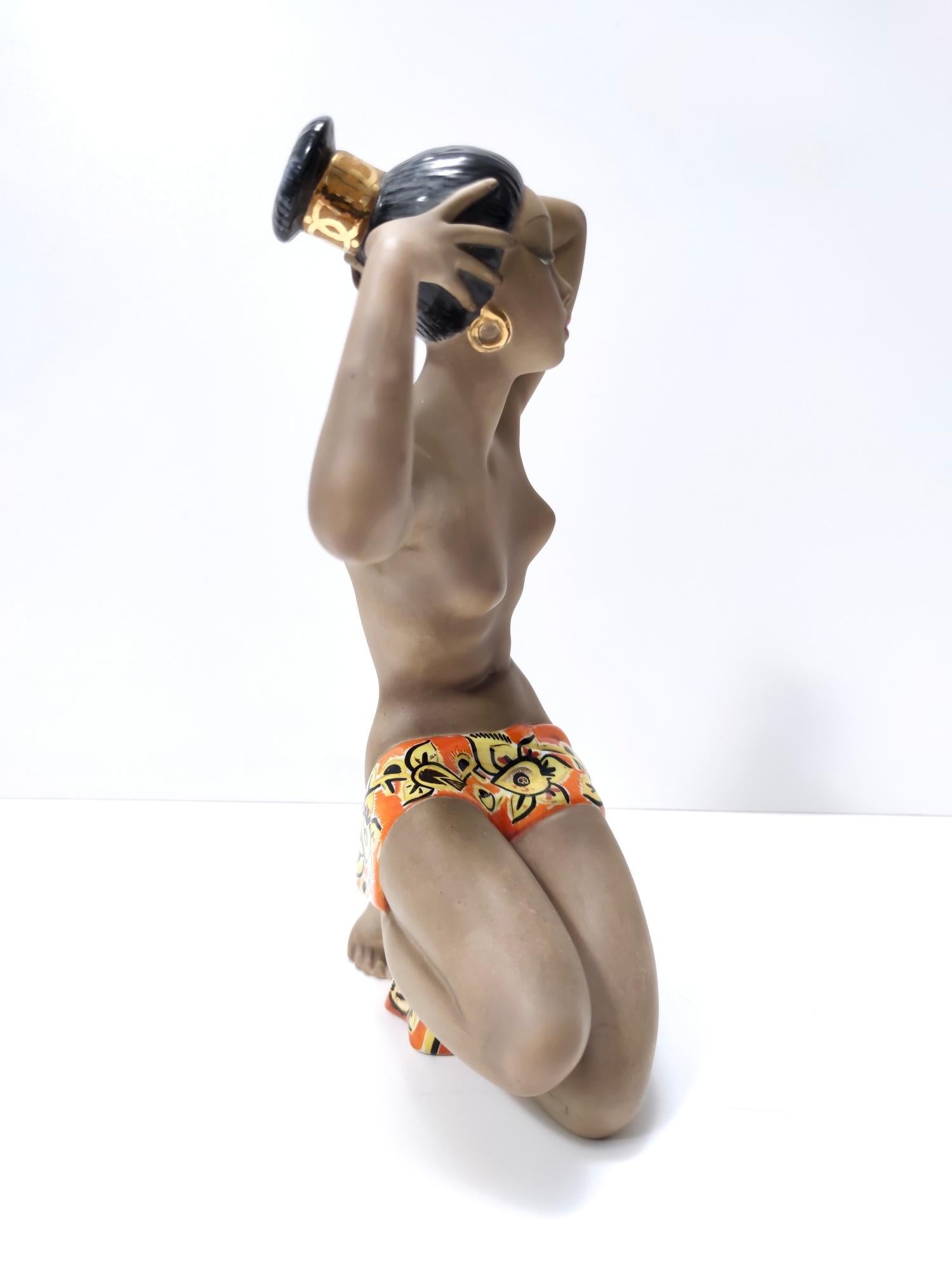 Céramique  Figurine de femme en céramique émaillée Art déco par Cia Manna Mod 
