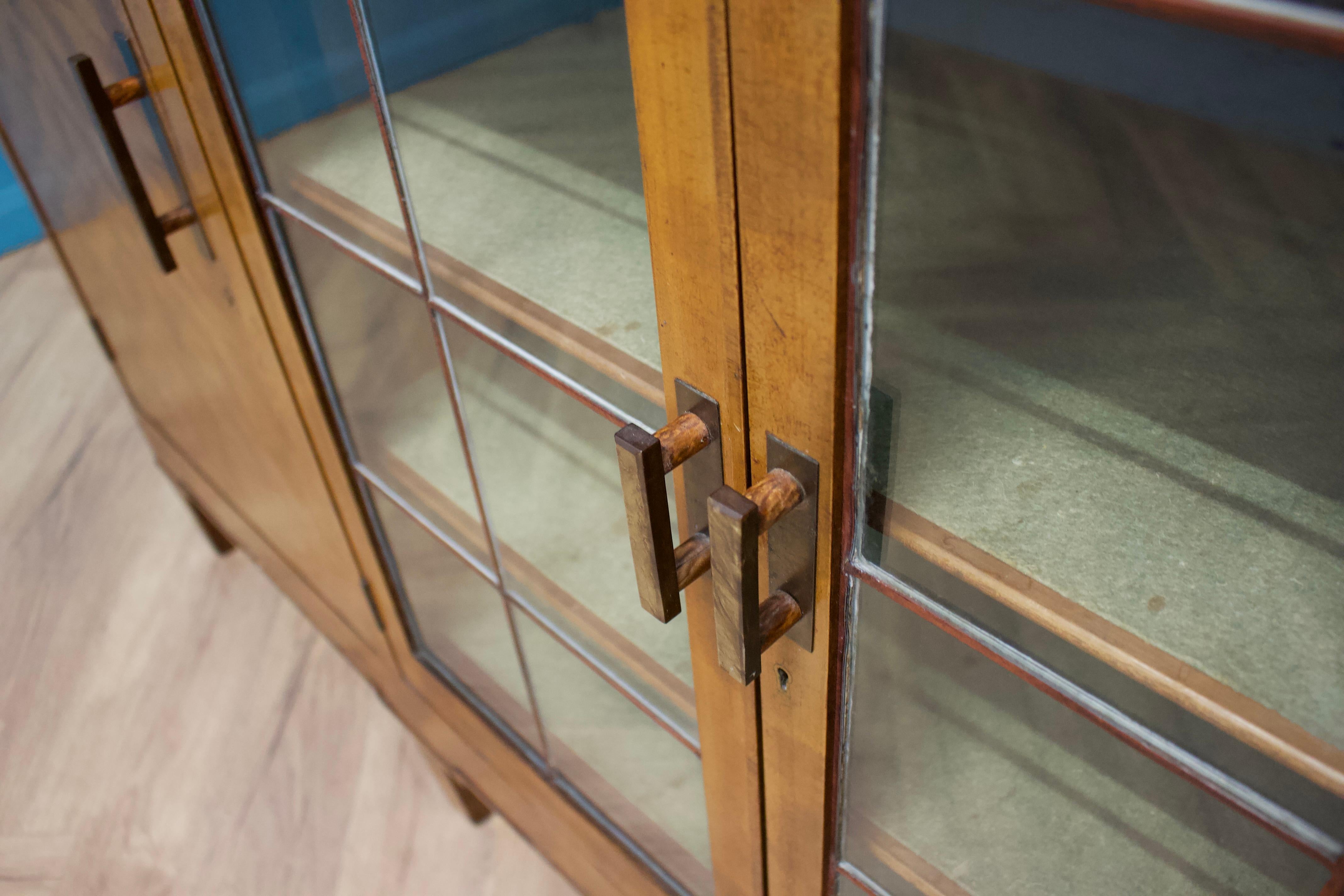 Art Deco Anrichte mit glasierten Türen, 1930er Jahre im Angebot 3