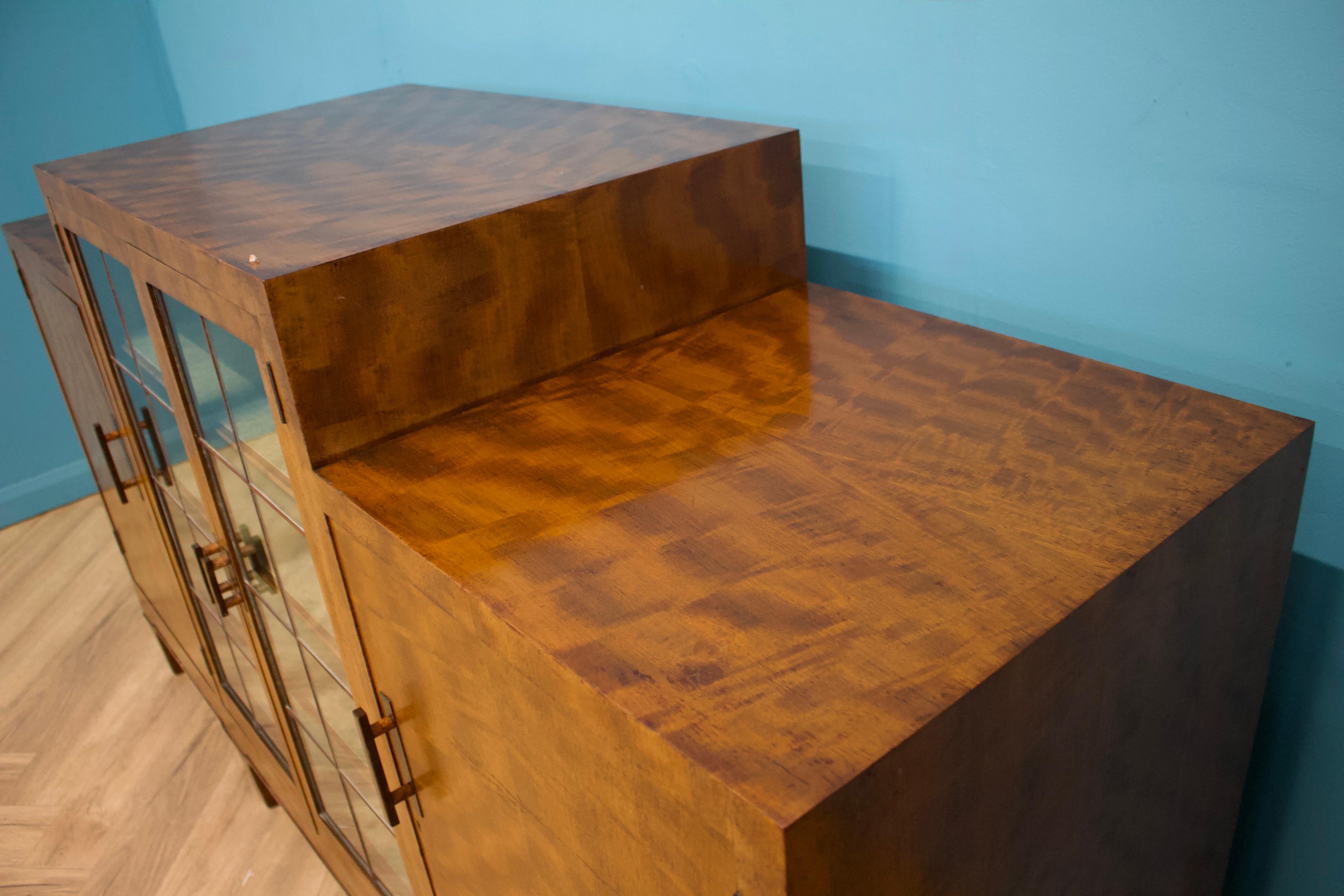Art Deco Anrichte mit glasierten Türen, 1930er Jahre im Zustand „Gut“ im Angebot in South Shields, GB