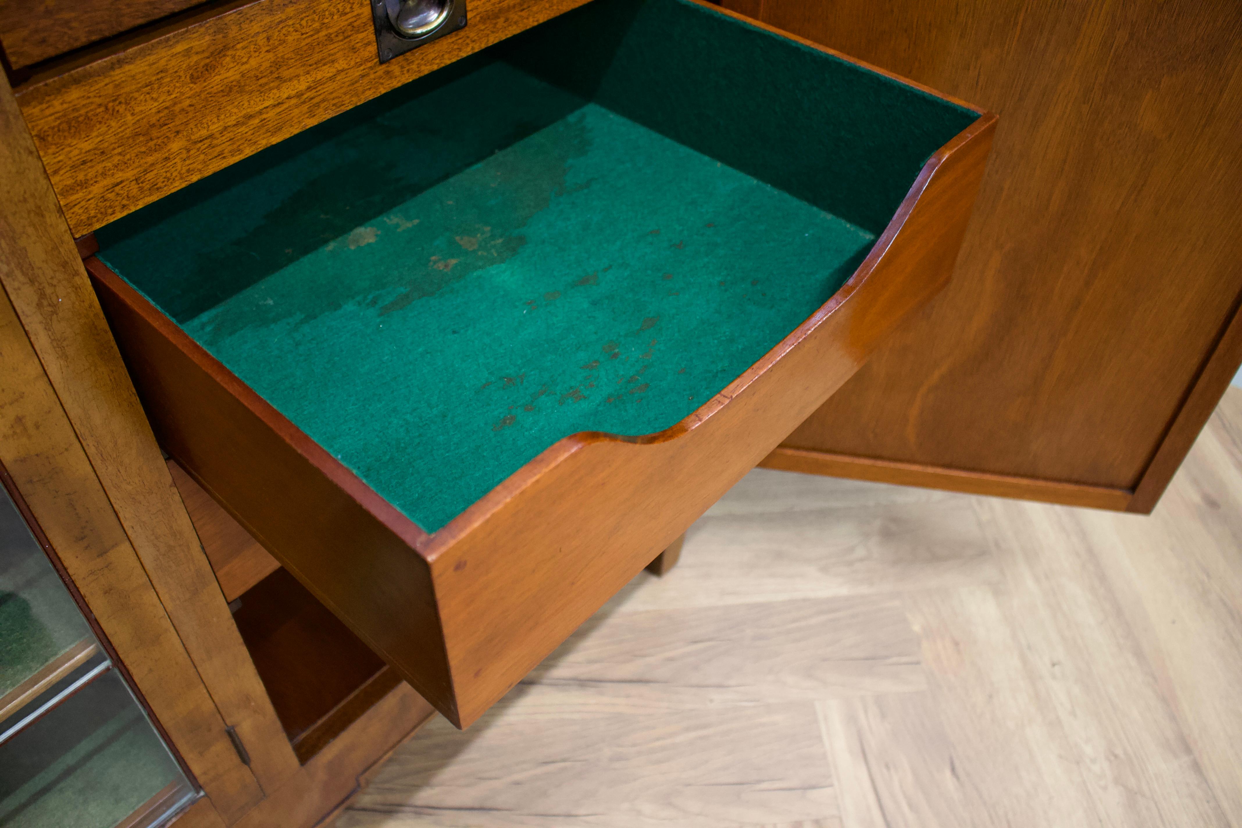 Art Deco Anrichte mit glasierten Türen, 1930er Jahre (Eichenholz) im Angebot