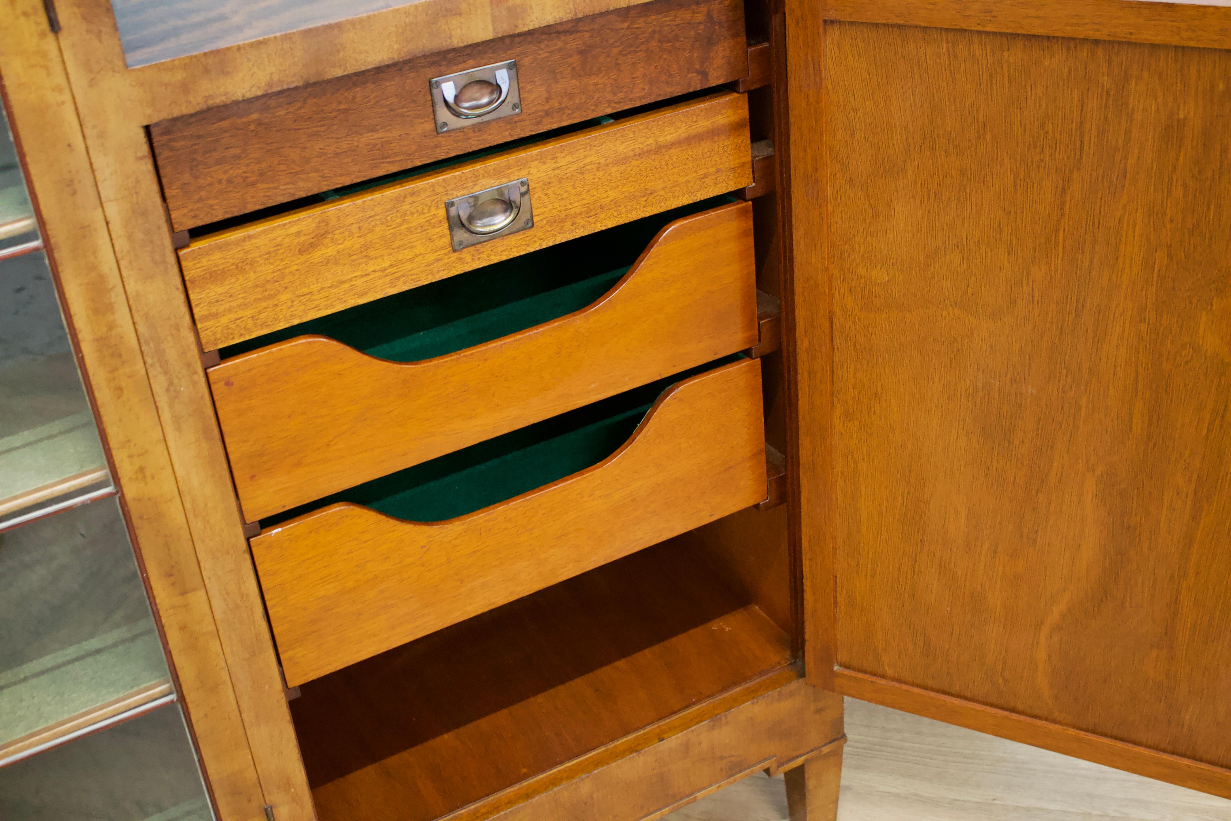 Art Deco Anrichte mit glasierten Türen, 1930er Jahre im Angebot 1