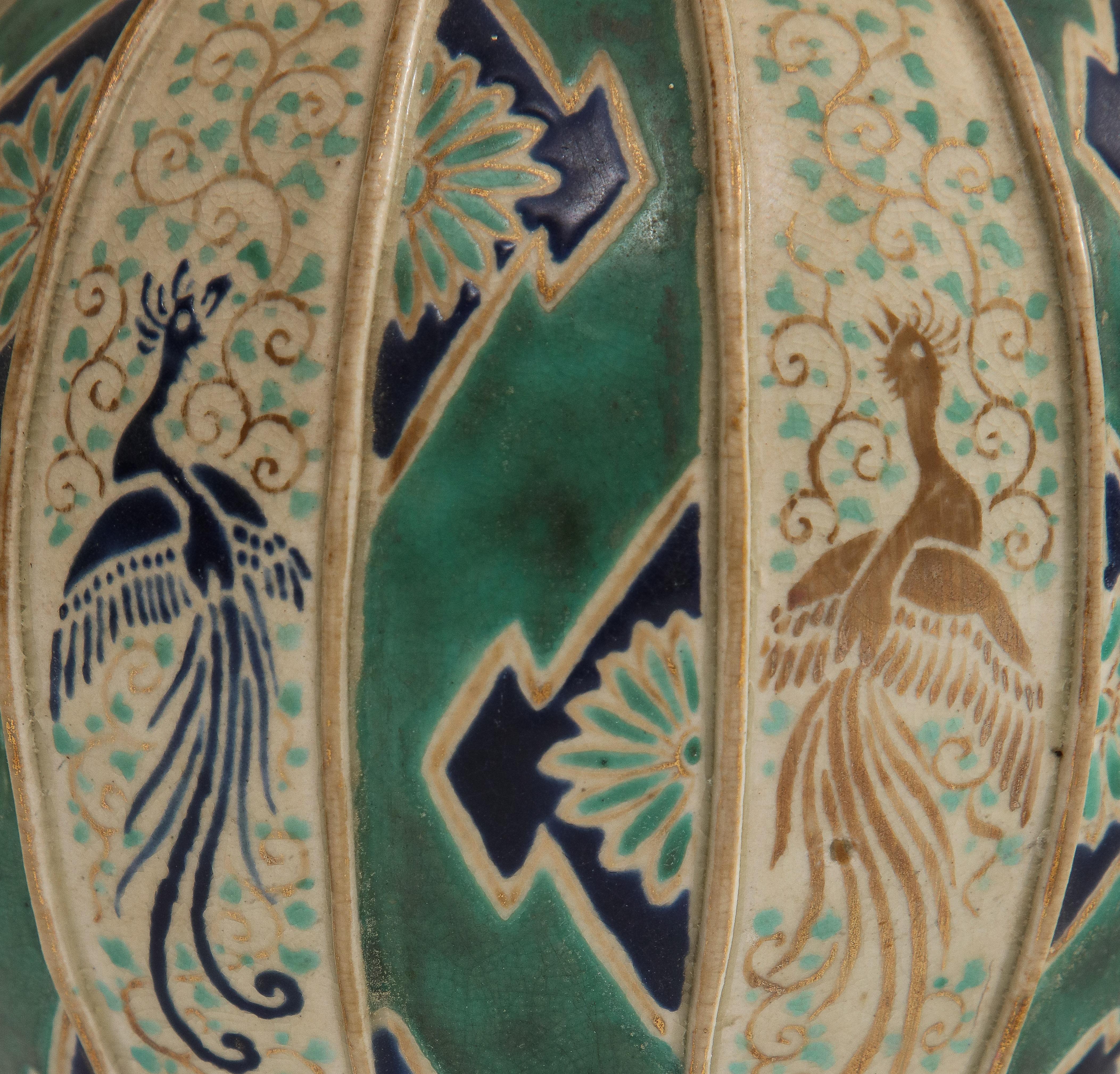 Vase en poterie verte et naturelle émaillée Art déco avec oiseaux peints à la main, Allemagne en vente 3