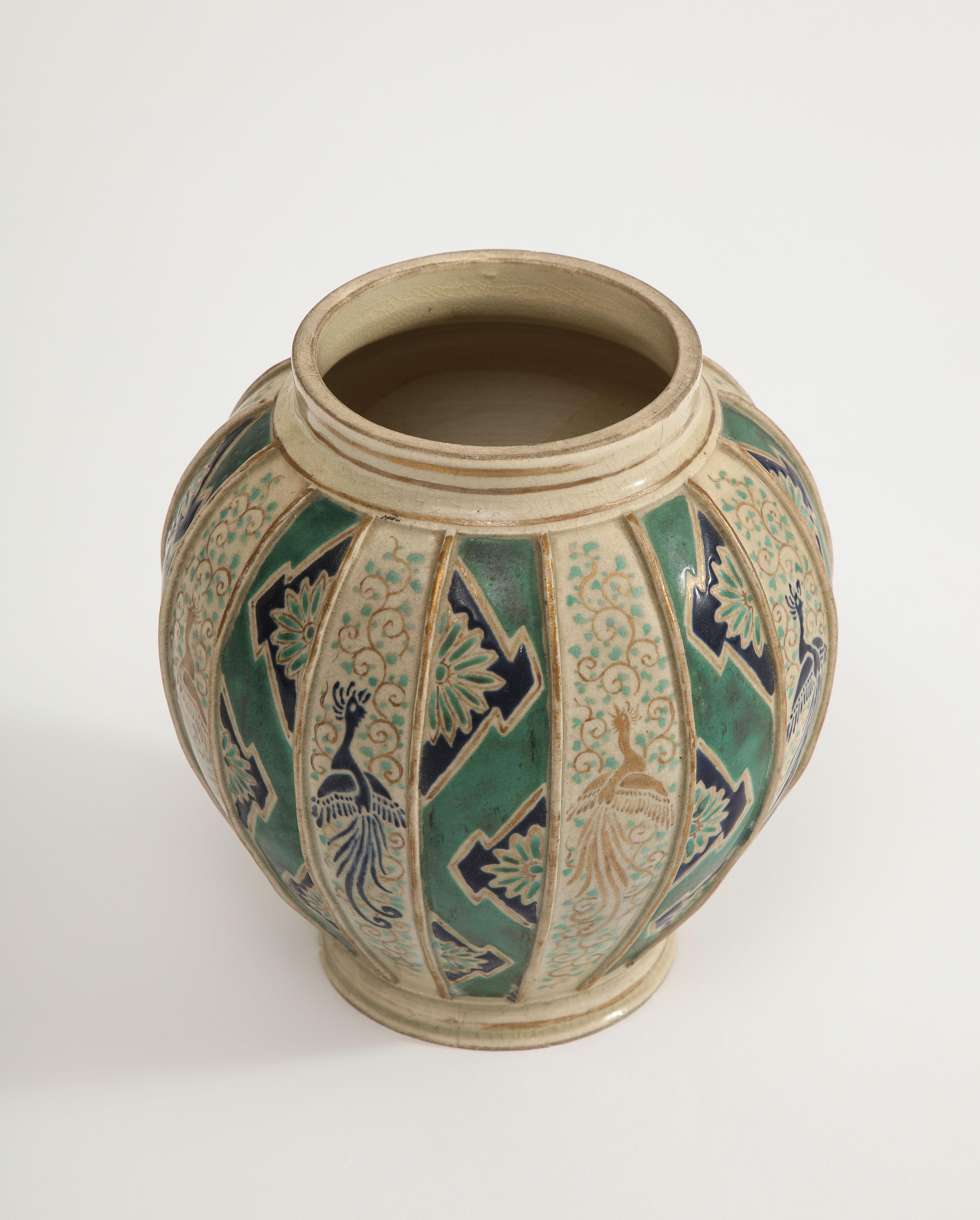 Début du 20ème siècle Vase en poterie verte et naturelle émaillée Art déco avec oiseaux peints à la main, Allemagne en vente