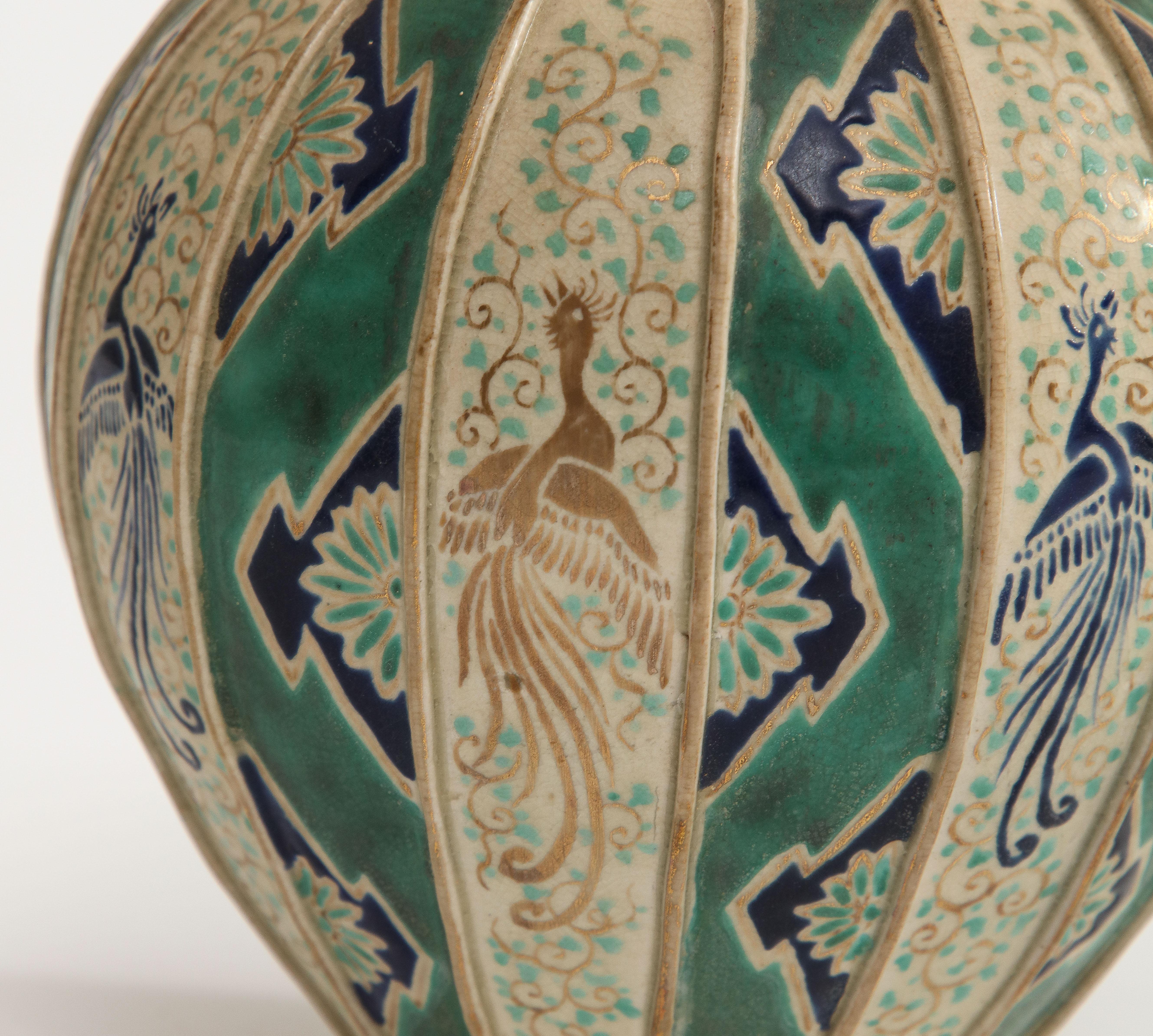 Vase en poterie verte et naturelle émaillée Art déco avec oiseaux peints à la main, Allemagne en vente 1