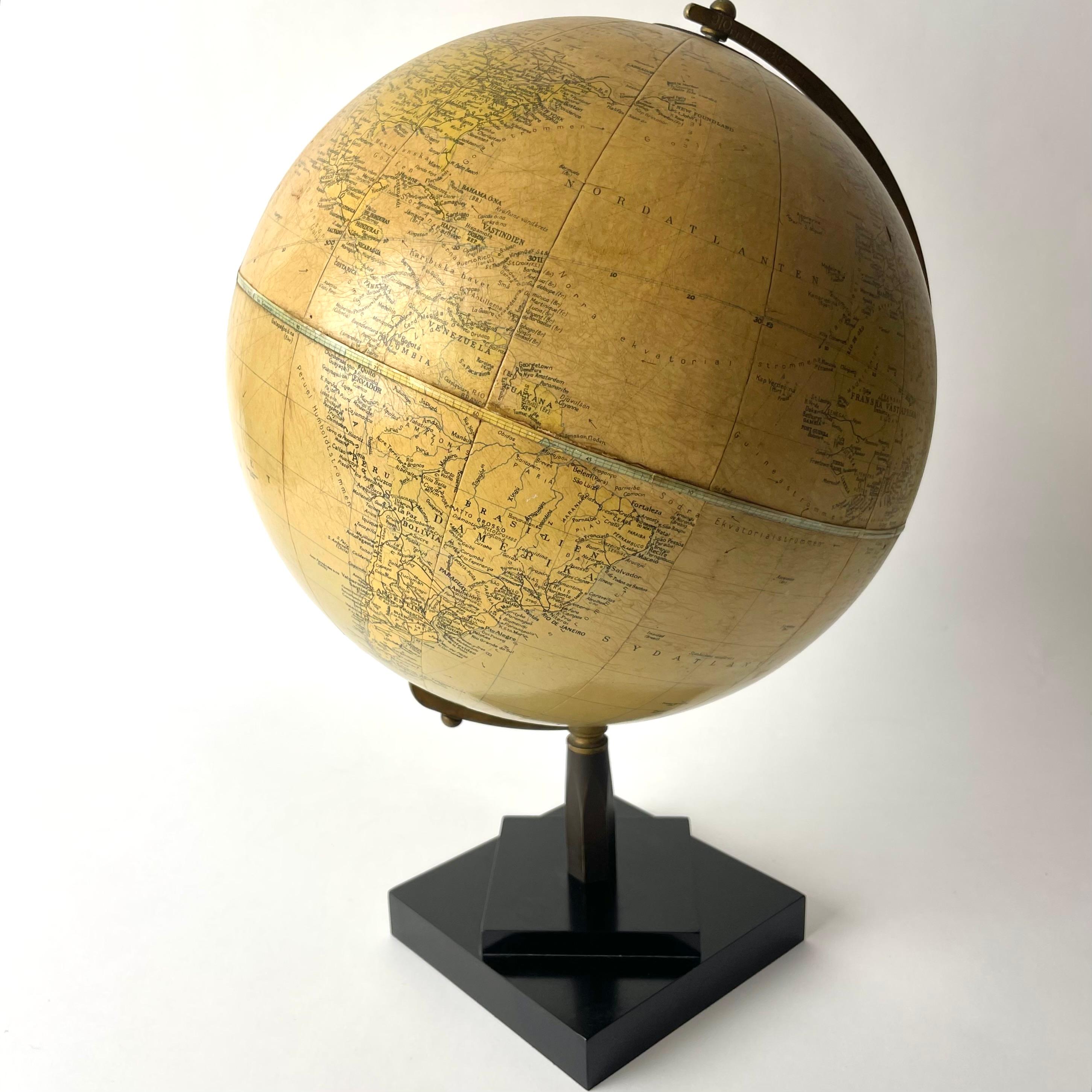 Globus aus Bakelit und Messing aus den 1930er Jahren, hergestellt von Philips für die schwedische Organisation Folket i Bild, die für die Förderung von Volksbildung, bürgerlicher Demokratie und Engagement bekannt ist. Zeigt die Welt vor dem Zweiten