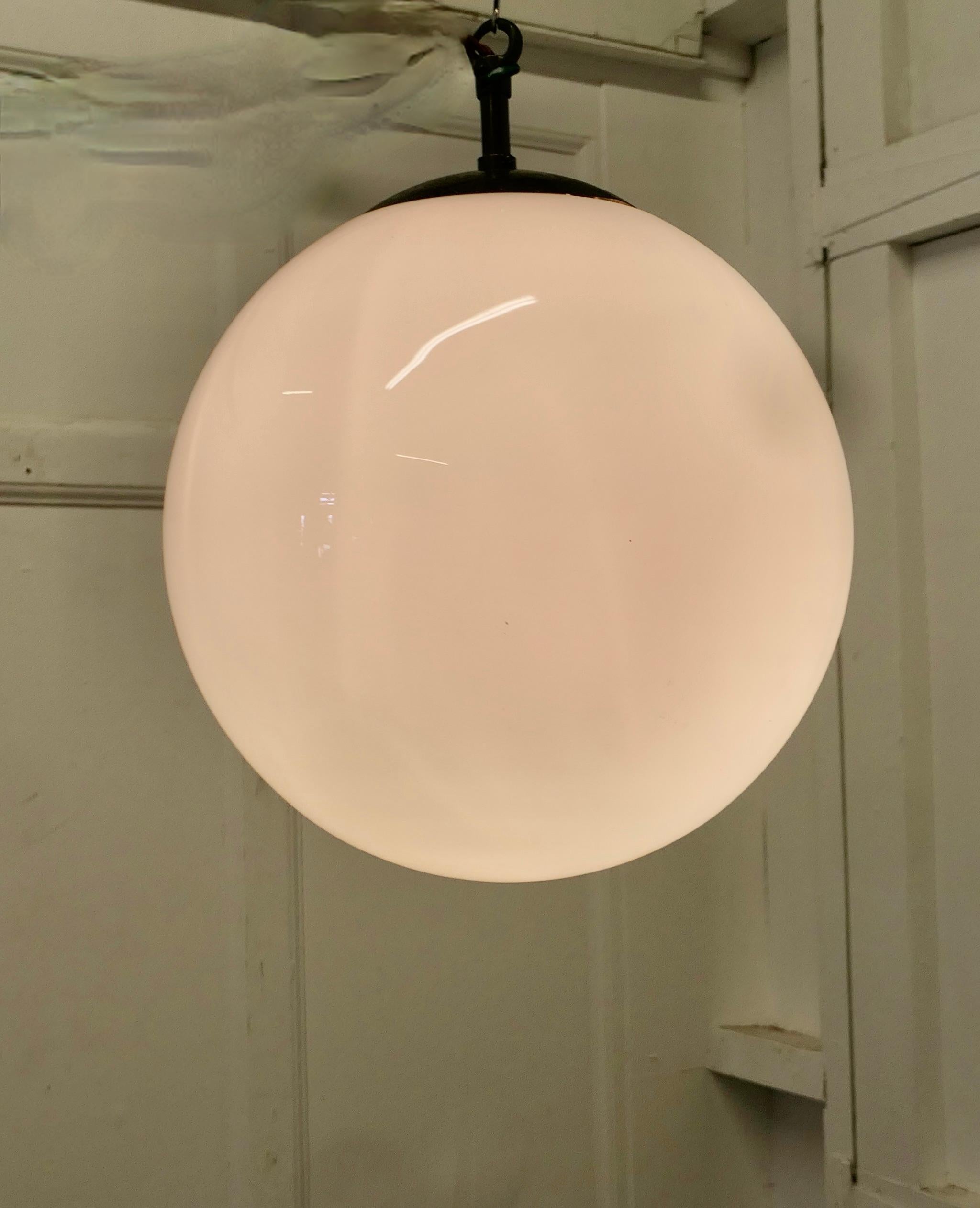 Lámpara colgante Art Decó Globe de cristal opalino, 

Esta bonita pieza procede de un antiguo cine 
Sencillo y bello, este globo terráqueo tiene un accesorio de gorro de monje y está en buen estado de funcionamiento 
 
 La luz mide 30 cm de