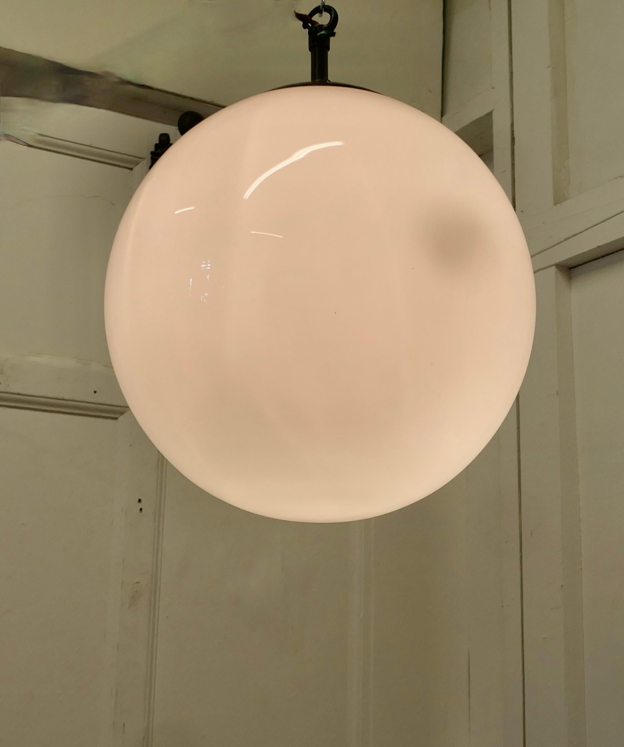 Lámpara colgante Art Decó Globe de cristal opalino,   Esta bonita pieza viene en Bueno estado para la venta en Godshill, Isle of Wight