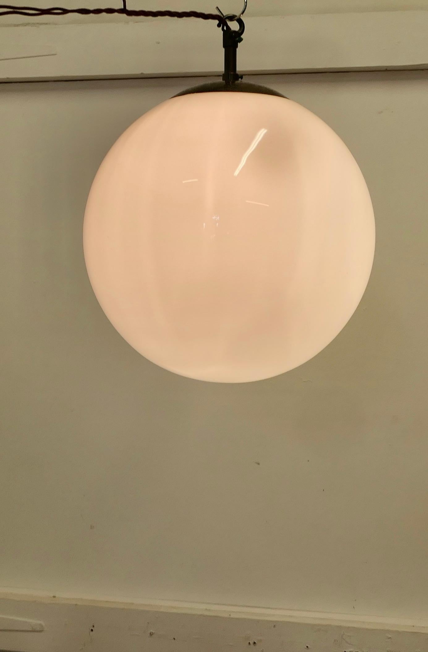 Lámpara colgante Art Decó Globe de cristal opalino,   Esta bonita pieza viene mediados del siglo XX en venta