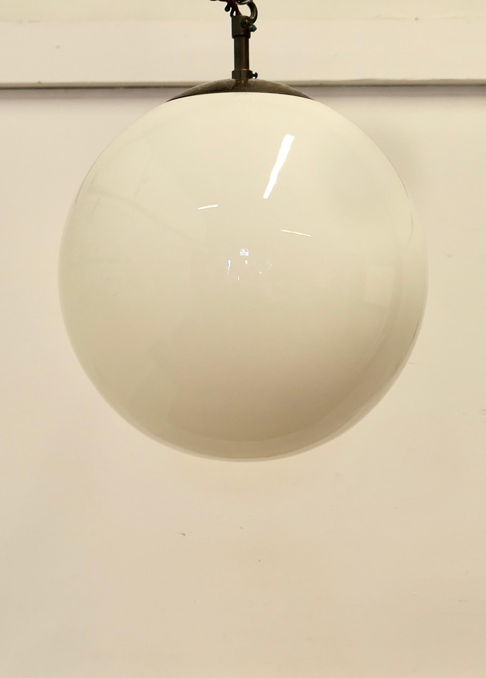 Lámpara colgante Art Decó Globe de cristal opalino,   Esta bonita pieza viene Vidrio opalino en venta