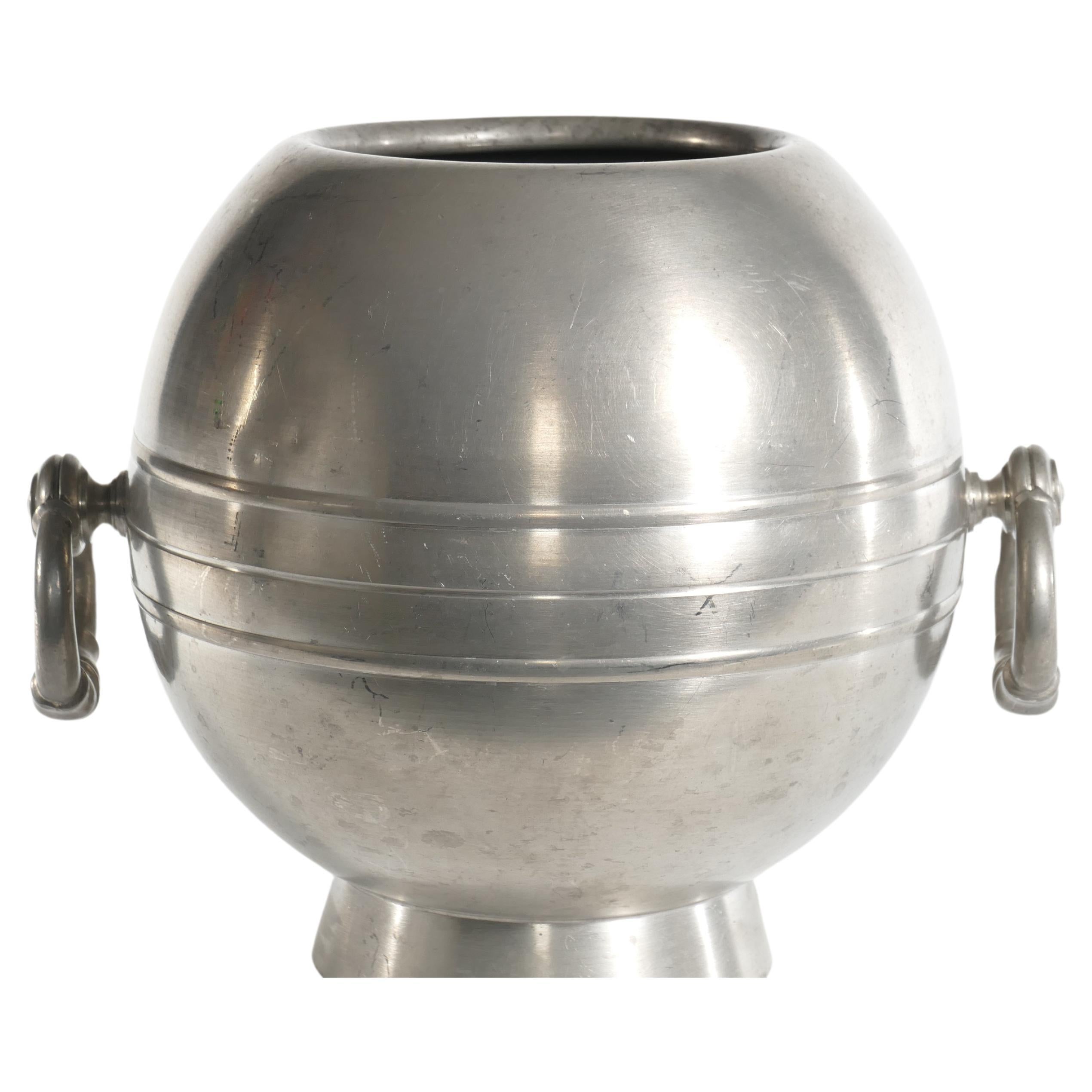 This globe pewter vase for GAB (Guldsmedsaktiebolaget) from 1935 is a real gem! Its distinctive modern design is defined by elegantly carved horizontal lines that gracefully encircle the vase, rendering it both sober and profoundly elegant. Its