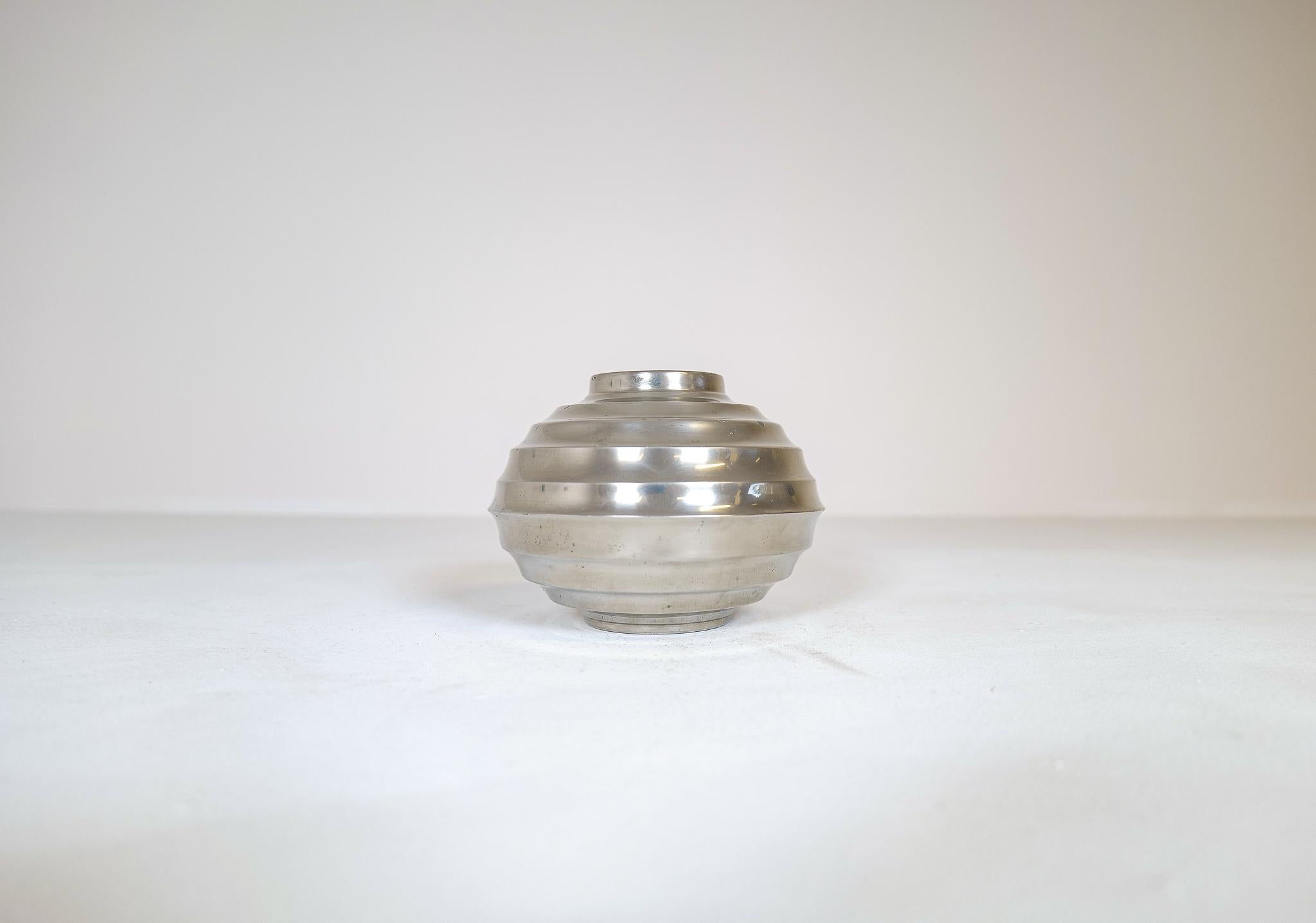 Wonderful Art Deco vase made in Sweden. The shape of this globe vase is typical for the art deco period. The pewter is shaped in a wonderful way to give it a highly decorative look. 

It’s in good vintage condition with wear and patina small