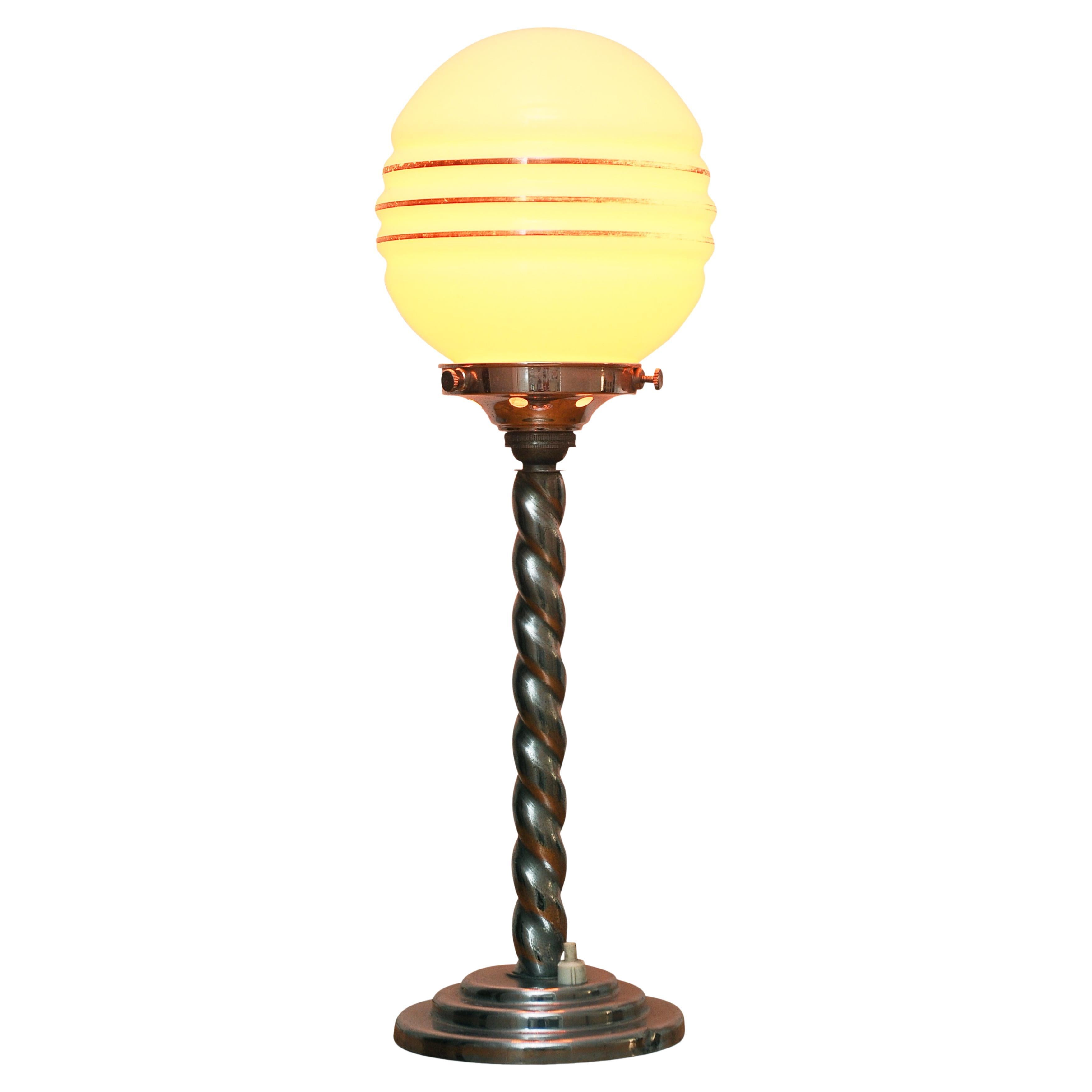 Art Deco Globular Milchglas Chrom Tischlampe mit Twisted Stem 1920er Jahre