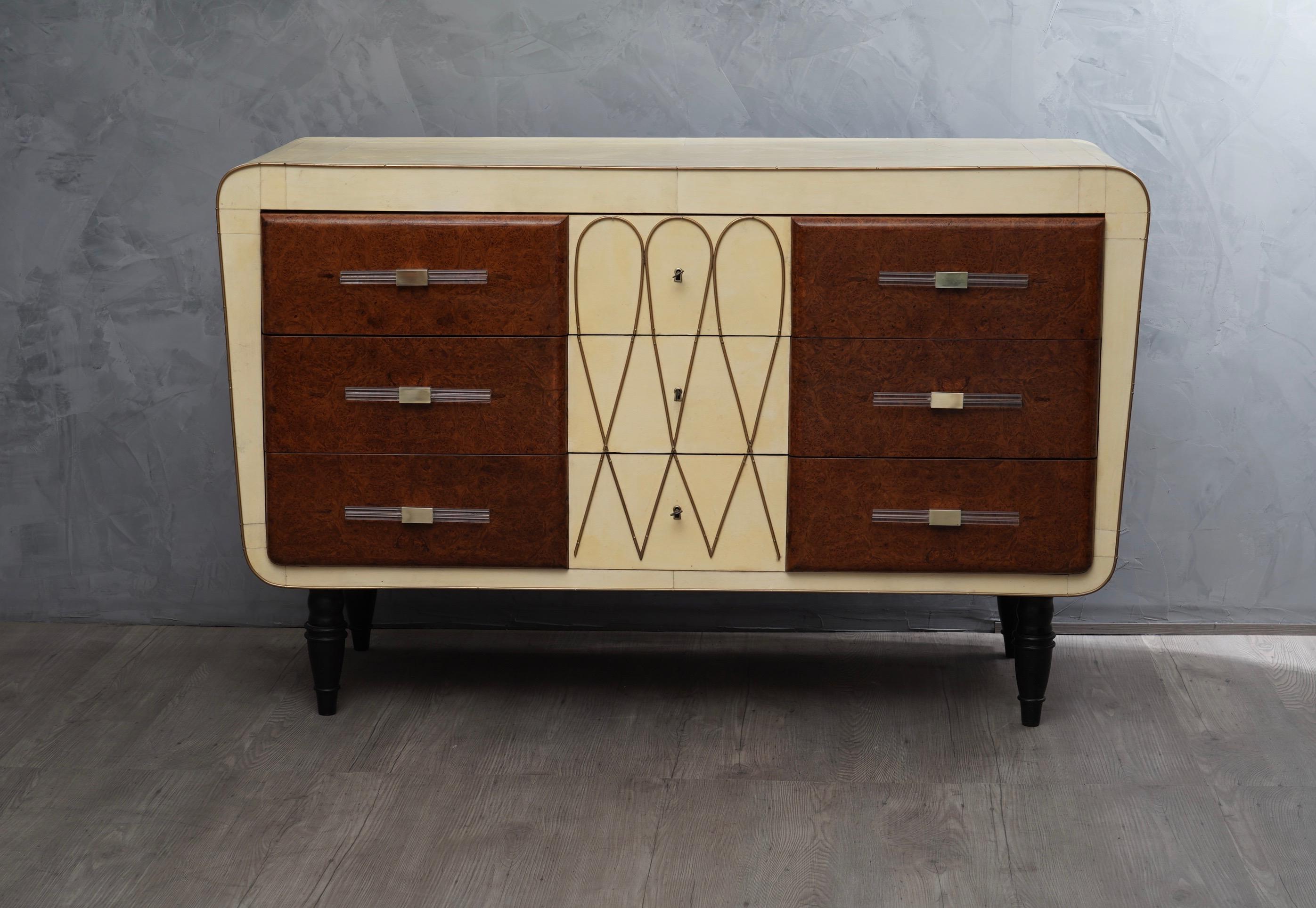 Rich and precious dresser, due to the refined choice of materials, perfectly combined together.

Commode all covered in goatskin, with brass inserts. In addition to the goatskin the three drawers are veneered also with maple wood. Noteworthy are