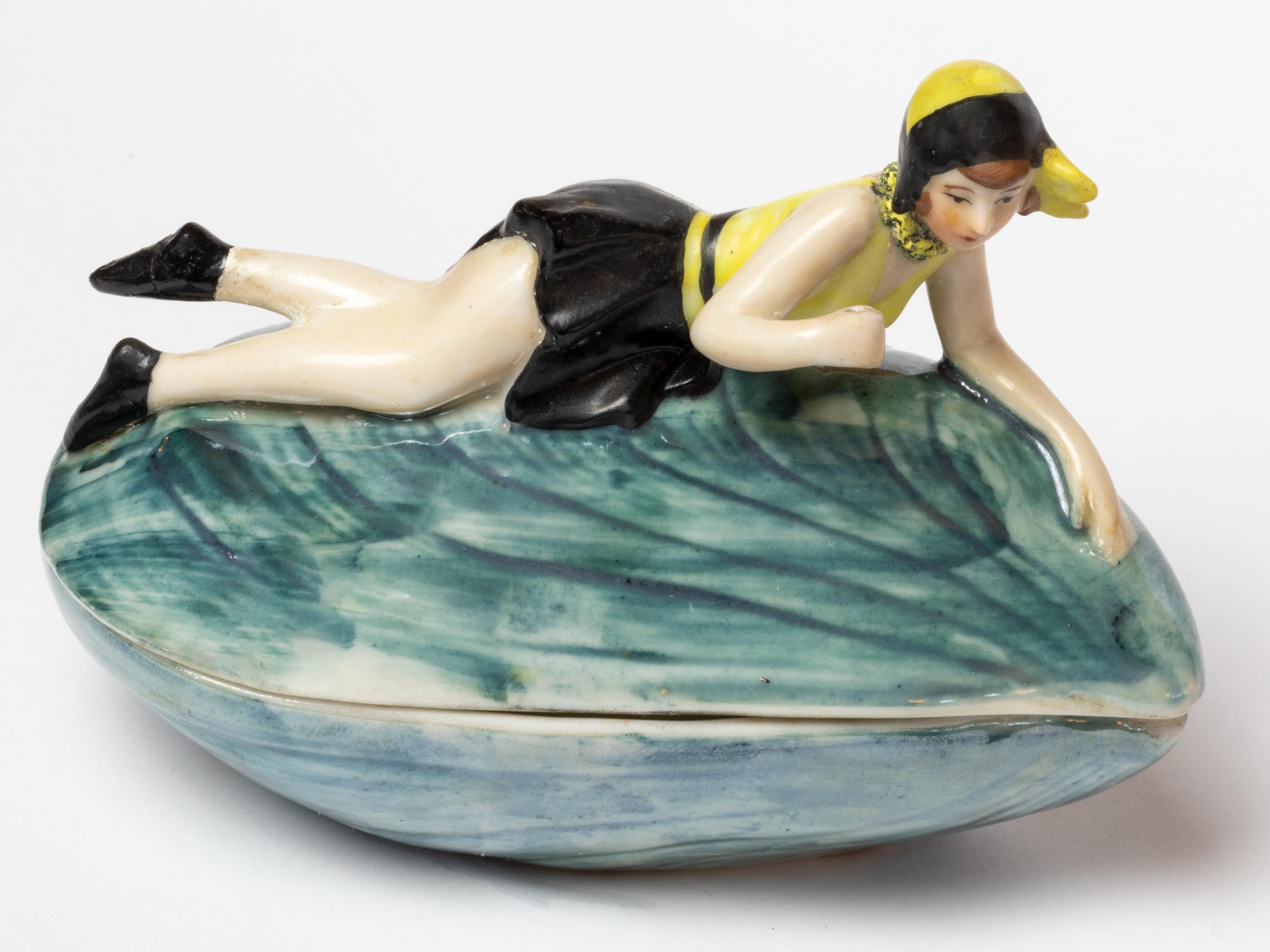 Goebel-Puderkasten im Art déco-Stil, Badende Dame auf Muschelschale, Pin Up (Deutsch) im Angebot
