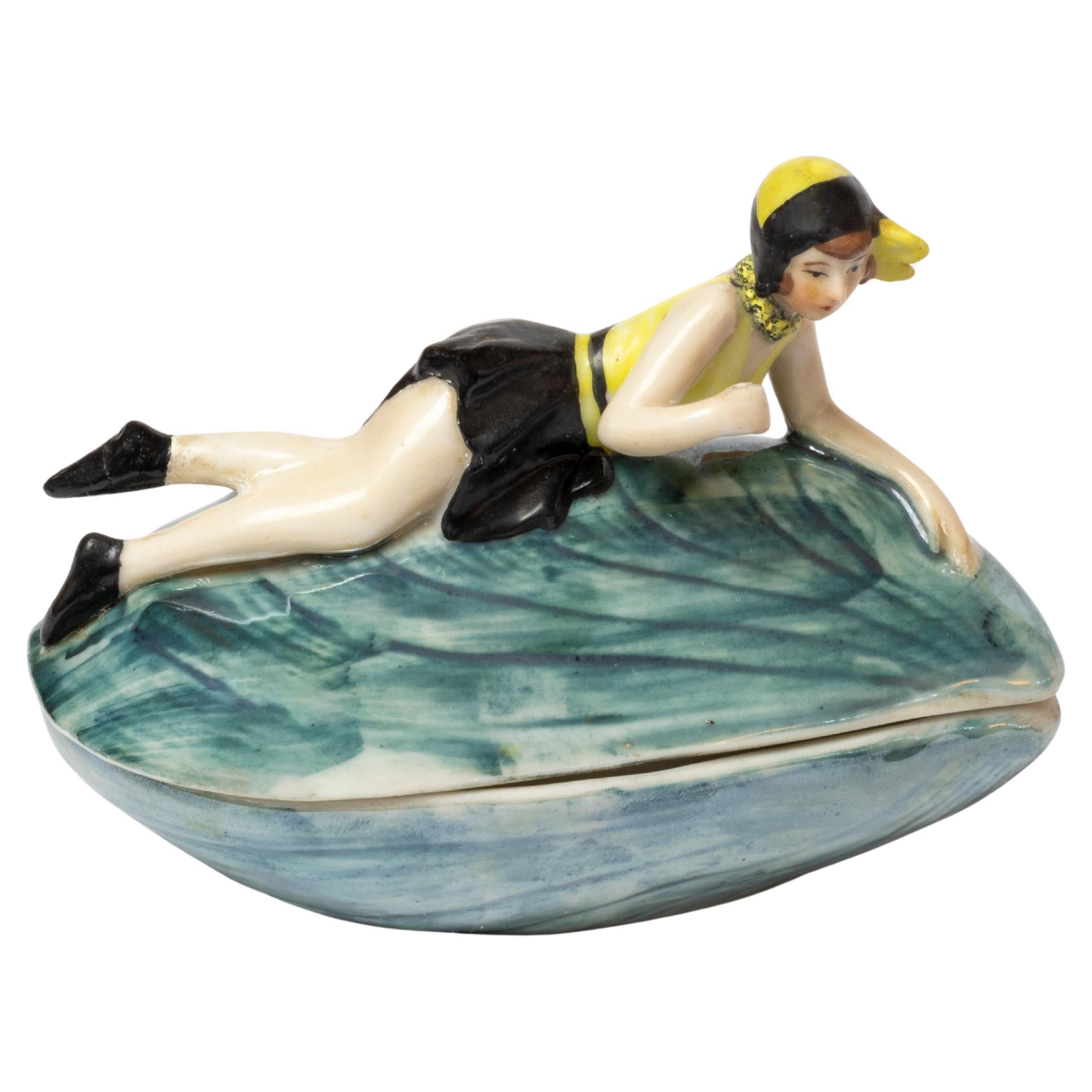 Goebel-Puderkasten im Art déco-Stil, Badende Dame auf Muschelschale, Pin Up im Angebot