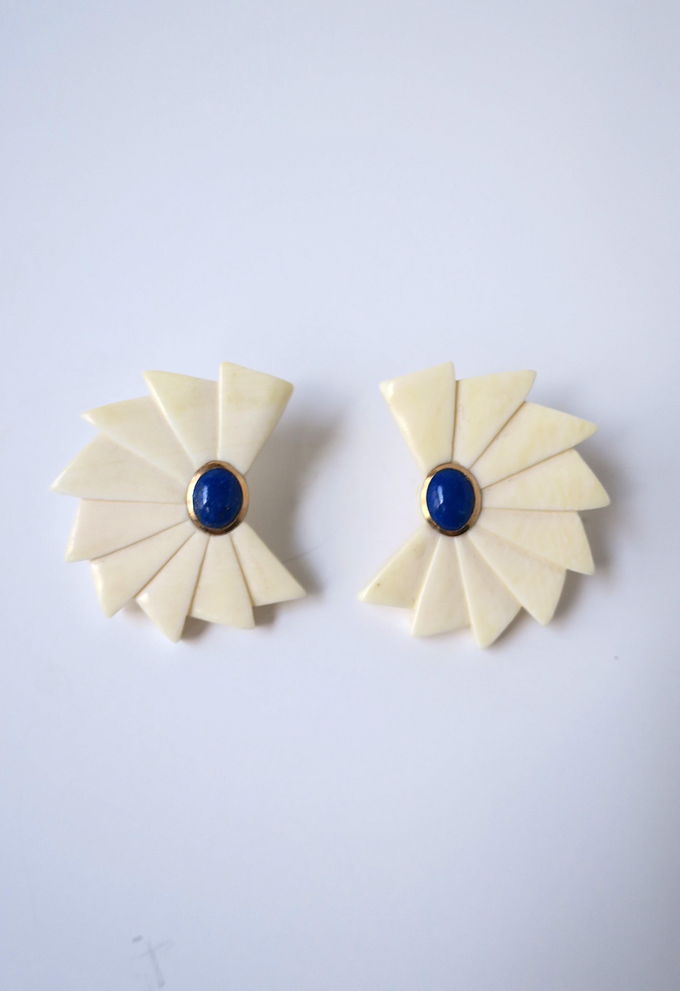 Coppia di orecchini in oro giallo 14 carati e lapis blu, in stile Art Déco, circa fine XX secolo, anni '80, anni '90. Gli orecchini hanno una forma a ventaglio/geomatica in resina bianca con una pietra centrale ovale in lapislazzuli blu abbracciata