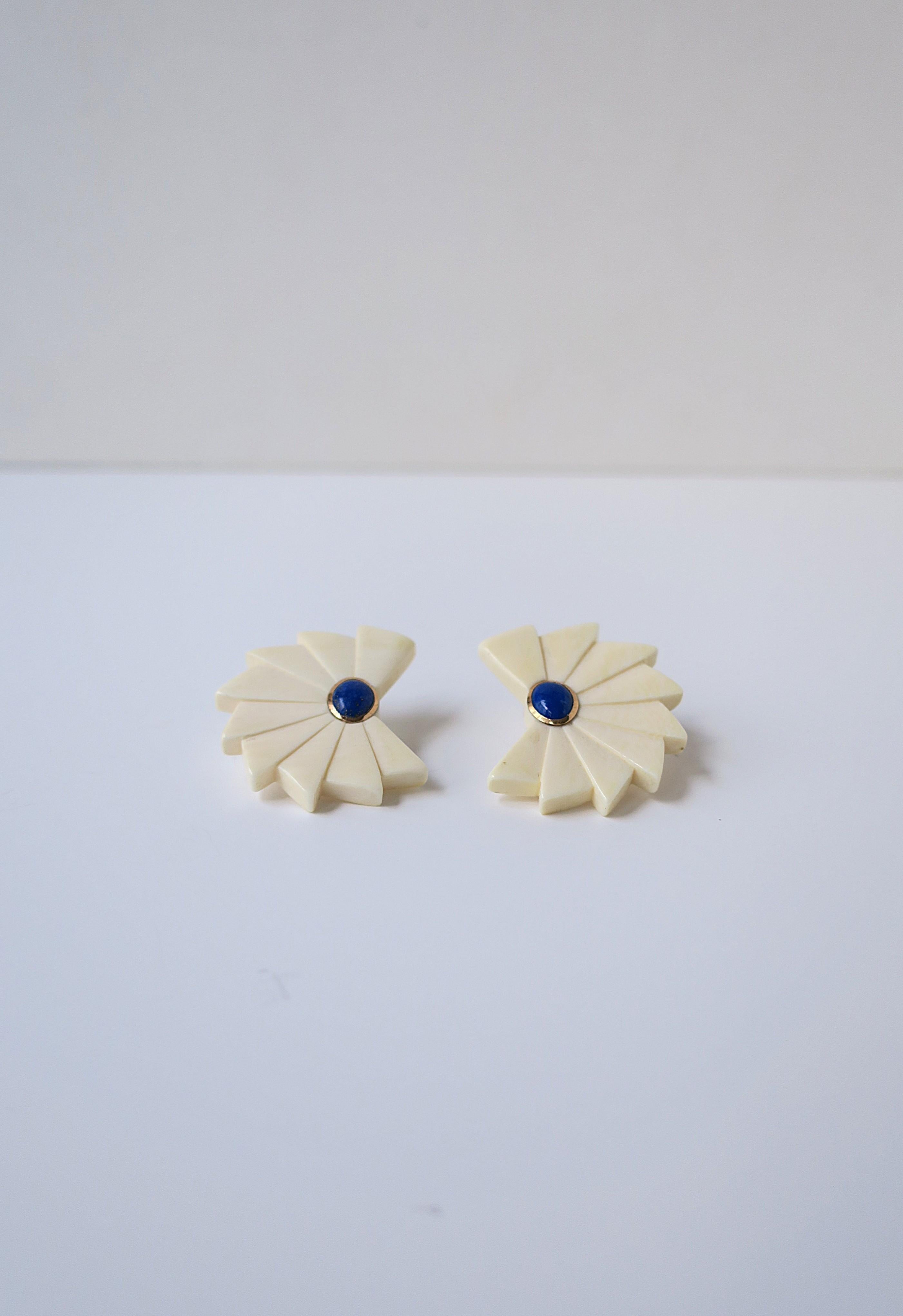 Taglio ovale Orecchini Art Deco in oro e lapis blu, anni '80-'90 in vendita