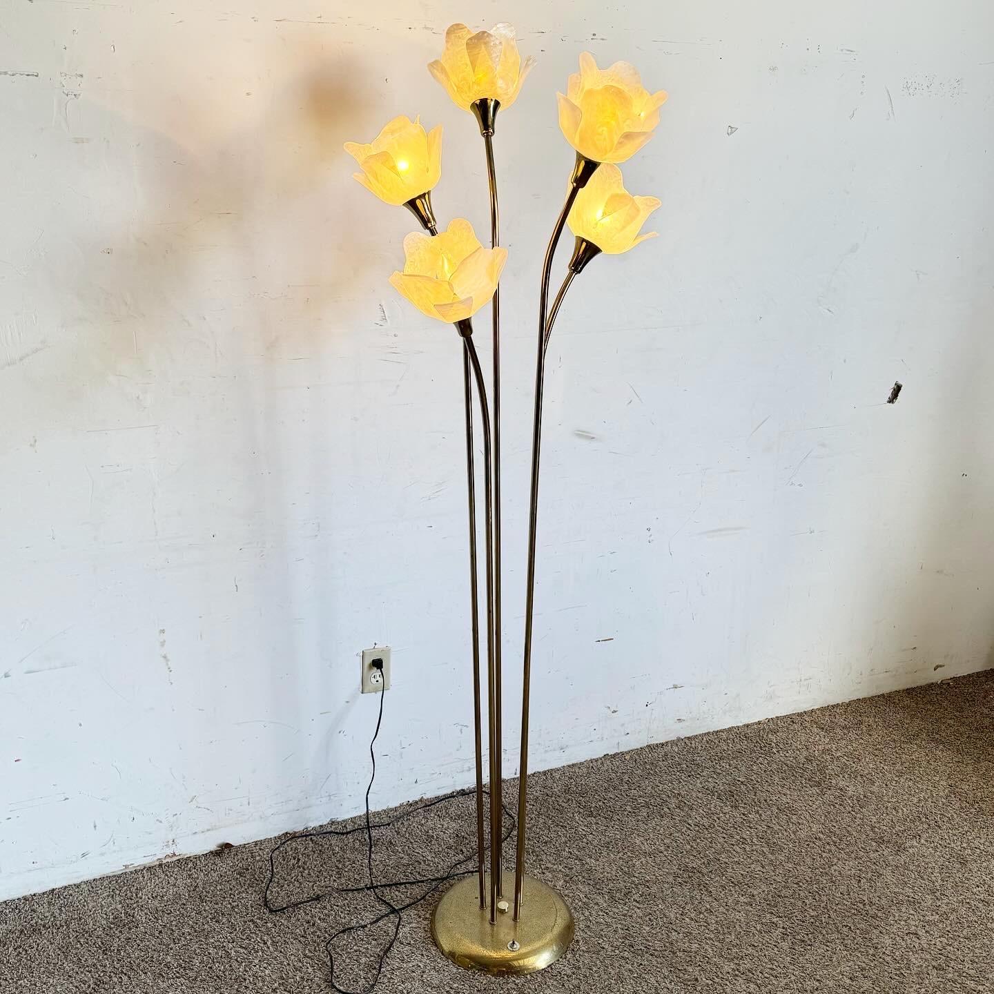 Erleben Sie den Glamour der Art-Déco-Ära mit dieser luxuriösen Stehlampe in Gold und mit Blumenschirm, die über 5 Leuchten verfügt. Diese elegante Stehleuchte besticht durch ihre goldglänzende Oberfläche und die blumenförmigen Lampenschirme, die