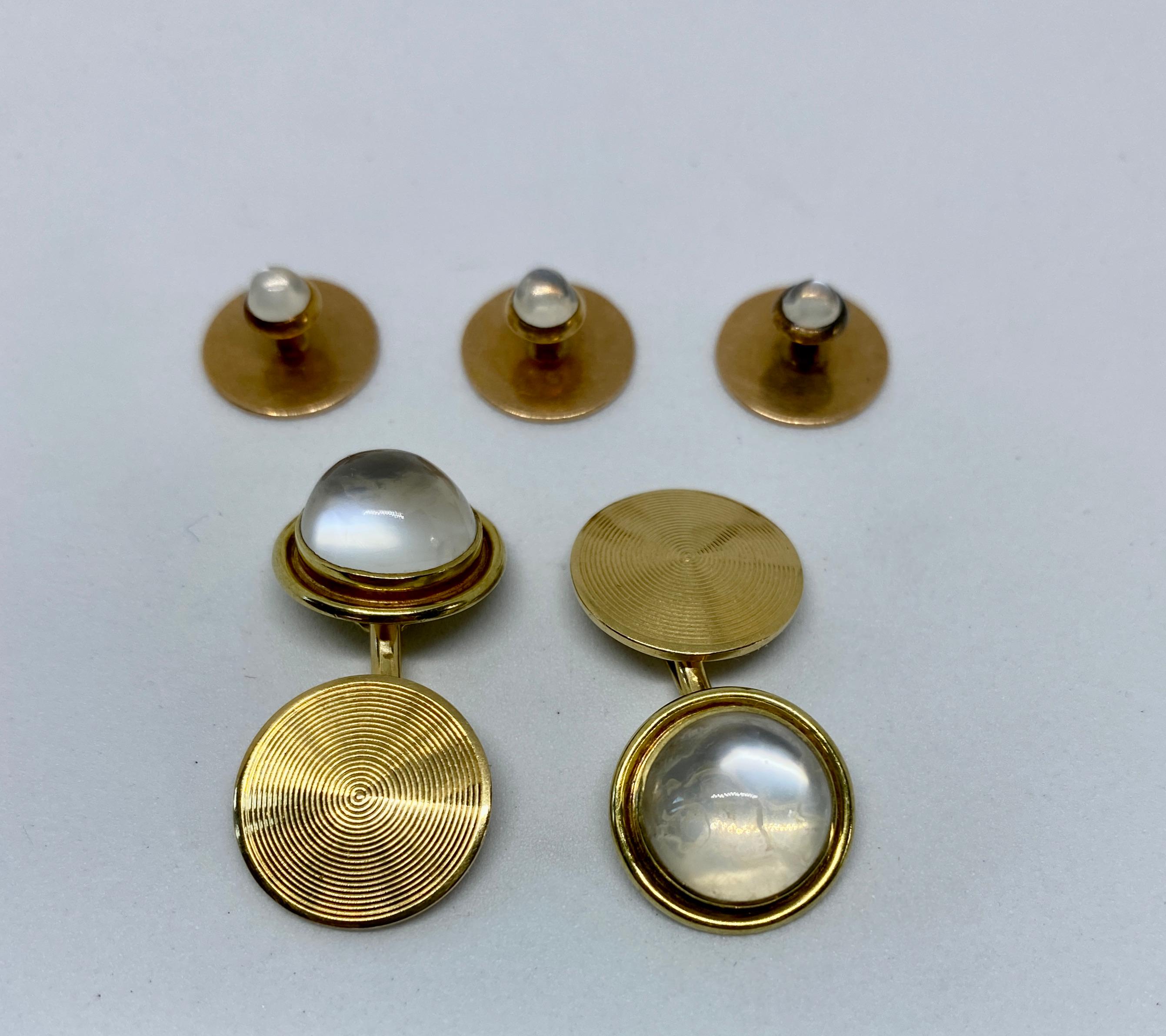 A truly exceptional set of cufflinks and three shirt studs featuring spiral-engraved yellow gold and cabochon-cut moonstones made in the early 20th Century by the highly respected American firm of Sansbury & Nellis.

The cufflinks each boast two