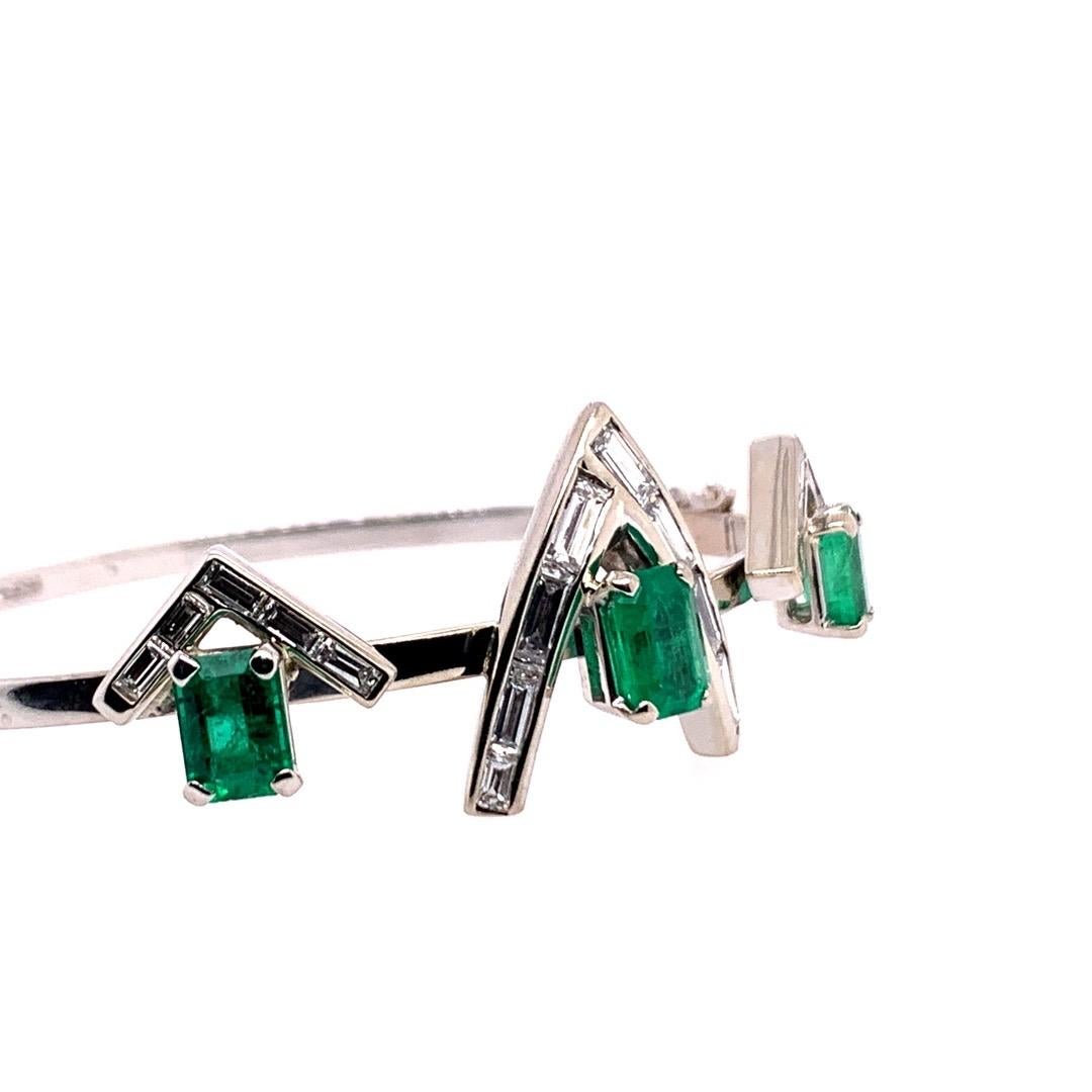 Baguette Cut Art Deco Style Gold Bracelet 5.50 Carat Natural Baguette Diamond Green Emerald For Sale