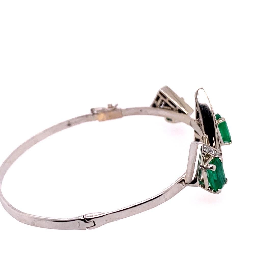 Women's Art Deco Style Gold Bracelet 5.50 Carat Natural Baguette Diamond Green Emerald For Sale