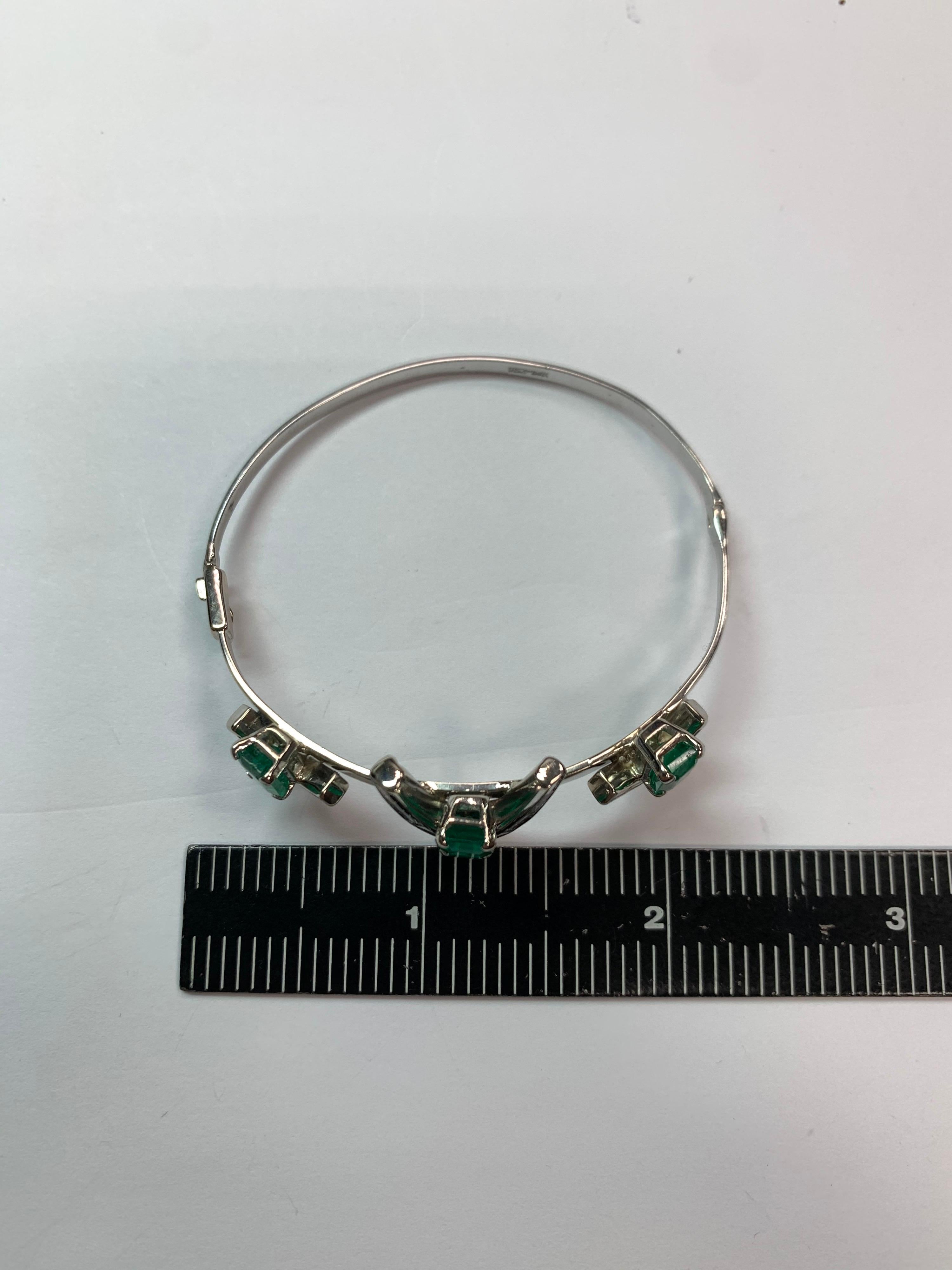 Art Deco Style Gold Bracelet 5.50 Carat Natural Baguette Diamond Green Emerald For Sale 2