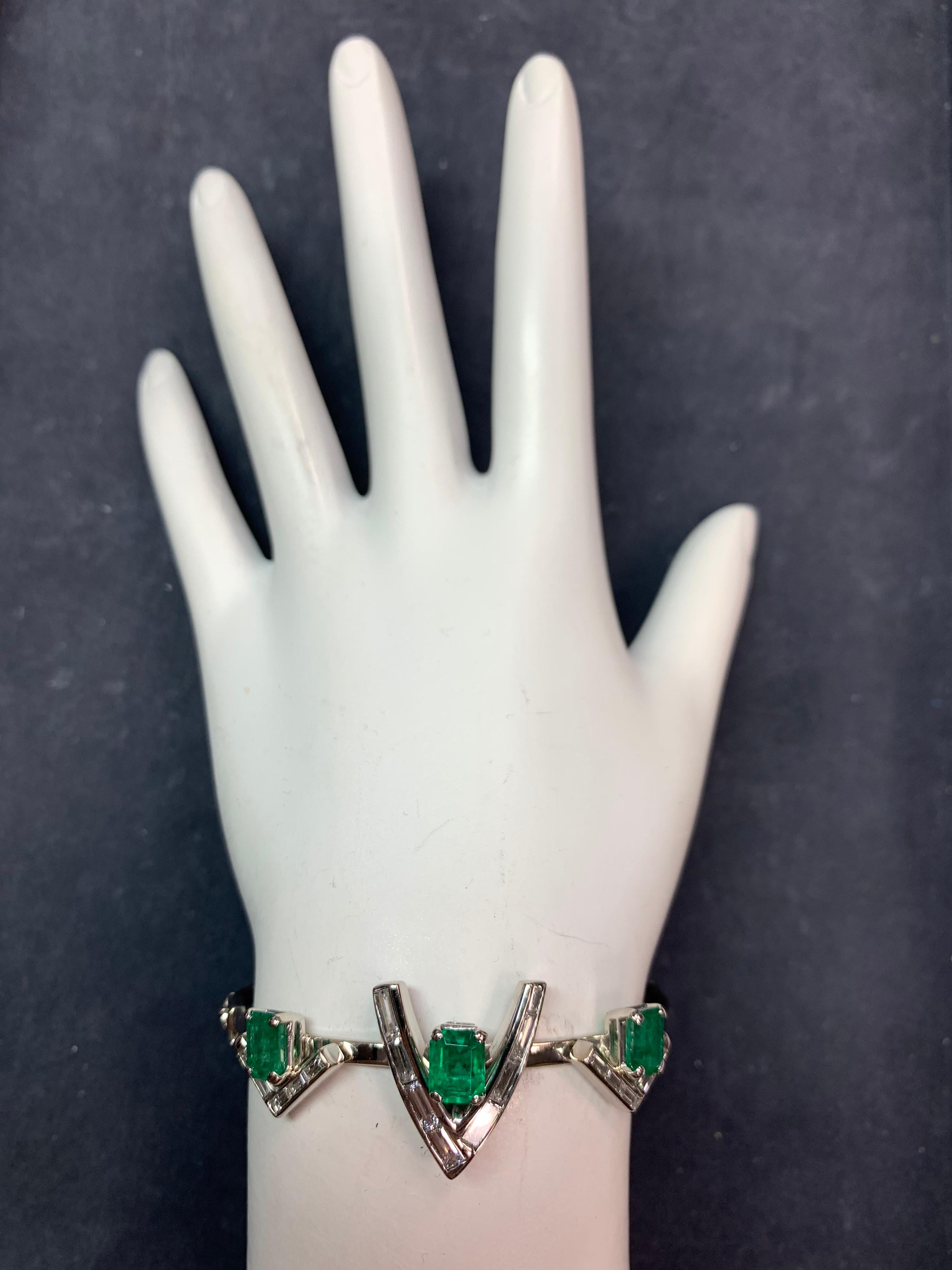 Art Deco Style Gold Bracelet 5.50 Carat Natural Baguette Diamond Green Emerald For Sale 4