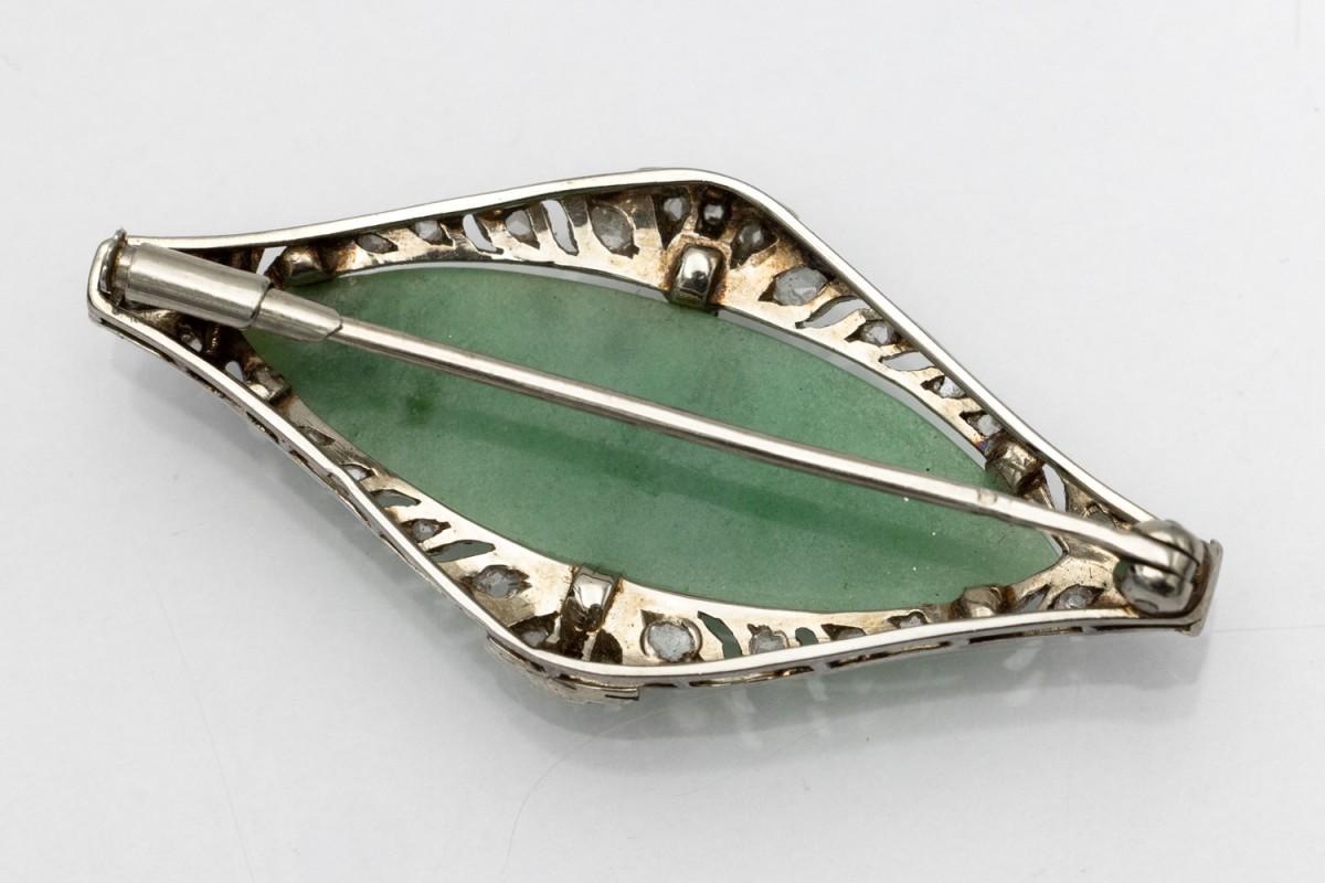 Taille rose Broche Art déco en or avec jade et diamants, France, vers 1925. en vente