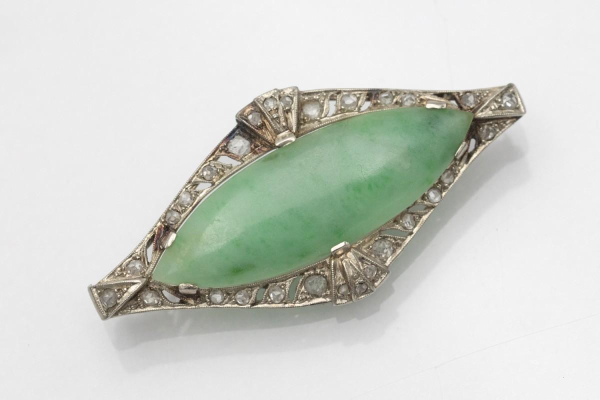 Broche Art déco en or avec jade et diamants, France, vers 1925. État moyen - En vente à Chorzów, PL
