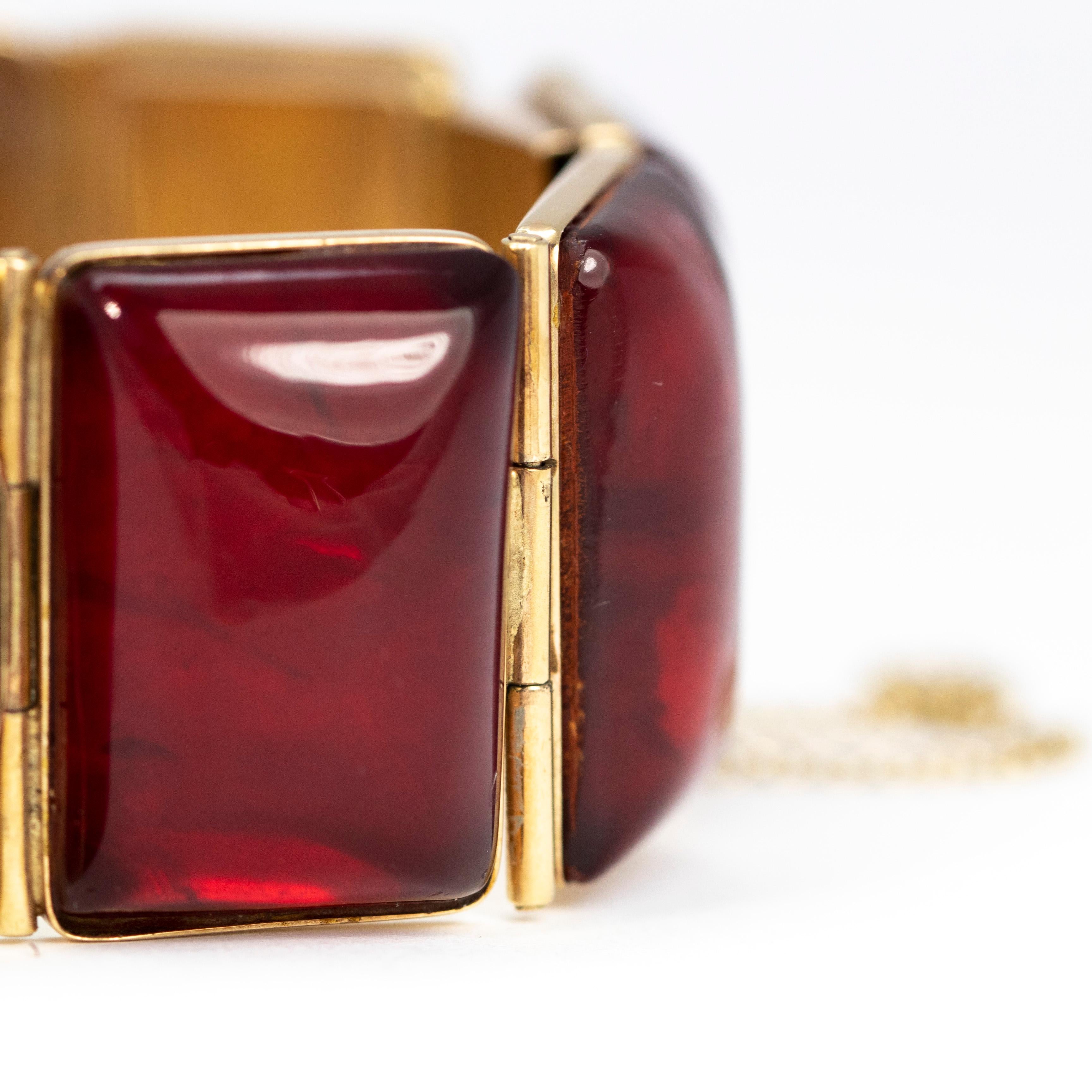 This stylish bracelet has panels of gorgeously glossy cherry amber set onto yellow gold. when the bracelet is fastened it is difficult to know where it starts and finishes. 

Length: 7.5inches 
Stone Dimensions: 25x 16.5mm 

Weight: 51g